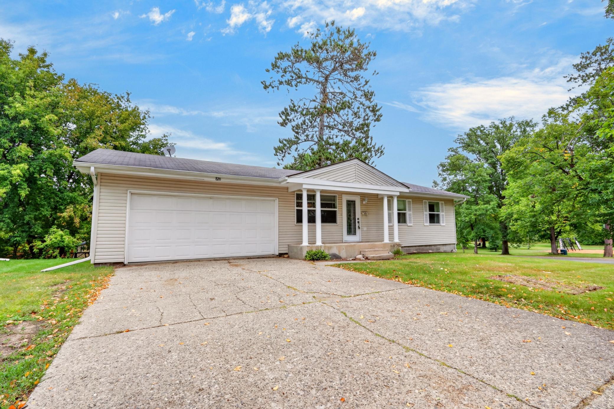 1974 single family home for sale at 826 Willow Lane in Grand Rapids, MN — 3 bed, 2 bath (photo 4 of 55)