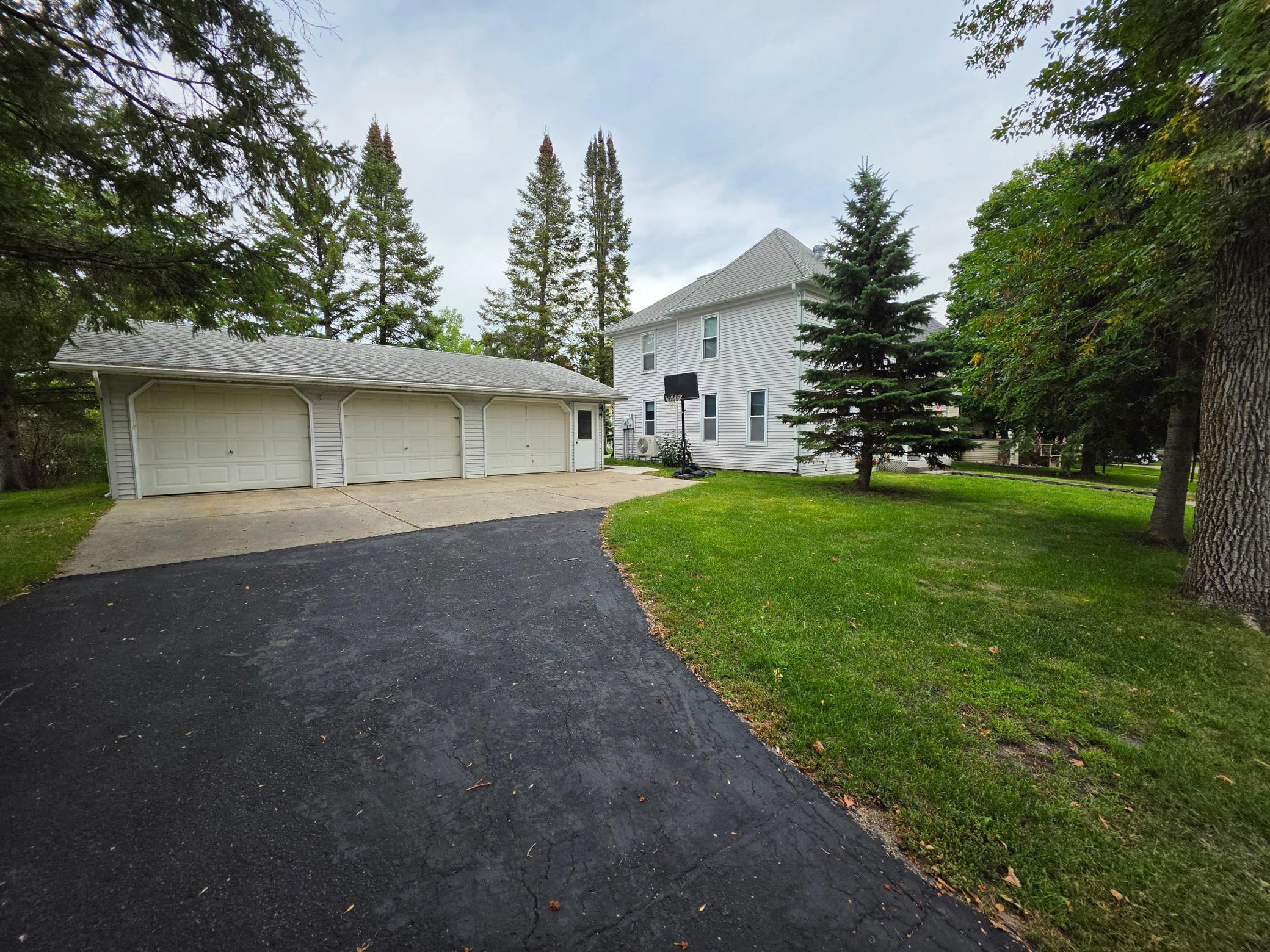 1895 single family home for sale at 204 Woodland Avenue W in Underwood, MN — 4 bed, 2 bath (photo 2 of 35)