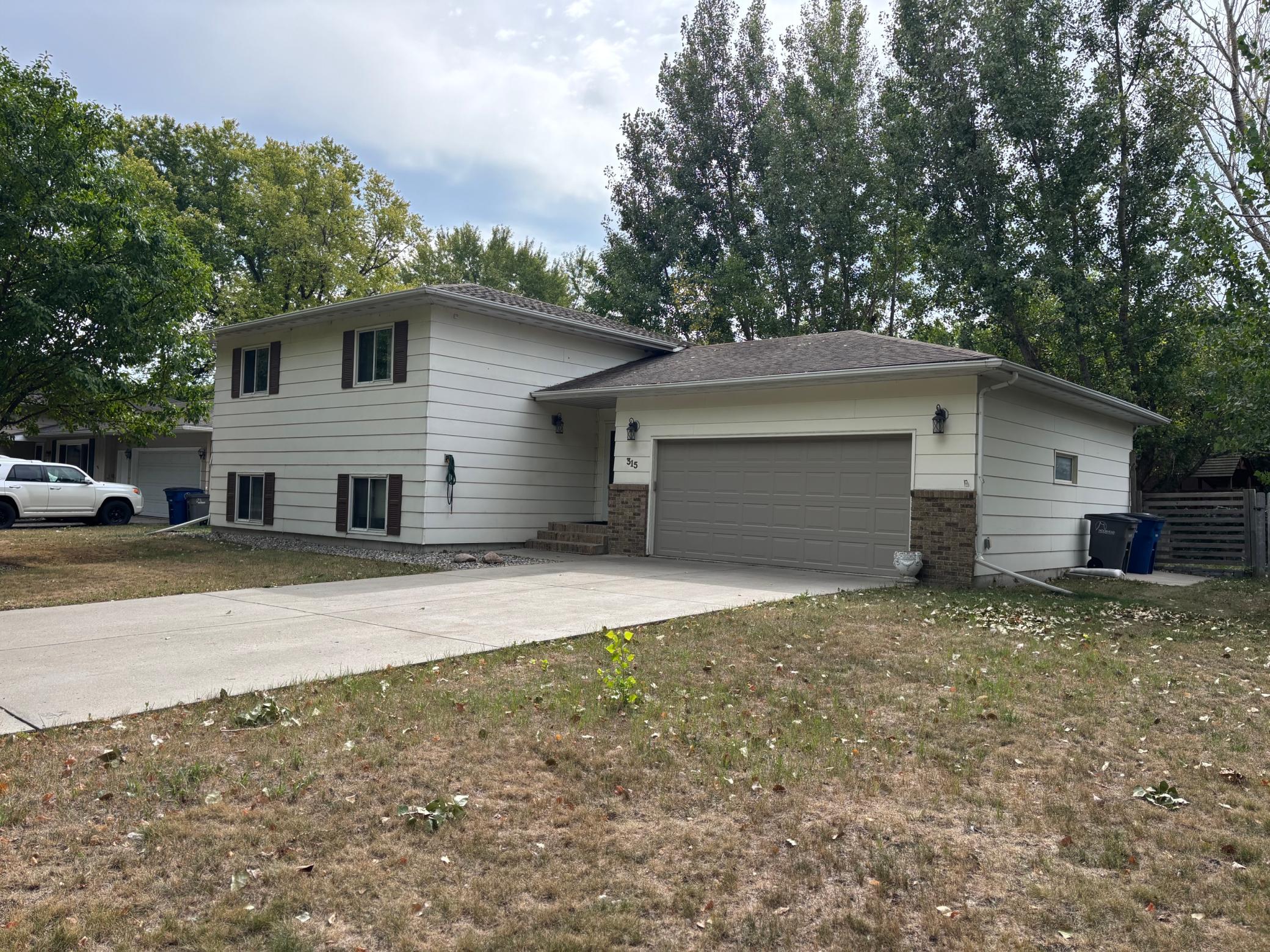 1987 single family home for sale at 315 Brook Avenue in Moorhead, MN — 4 bed, 2 bath (photo 2 of 3)