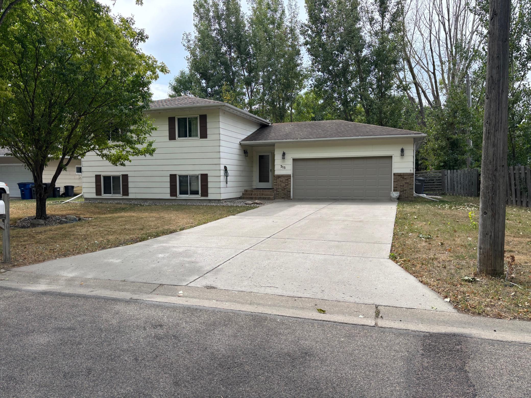 1987 single family home for sale at 315 Brook Avenue in Moorhead, MN — 4 bed, 2 bath