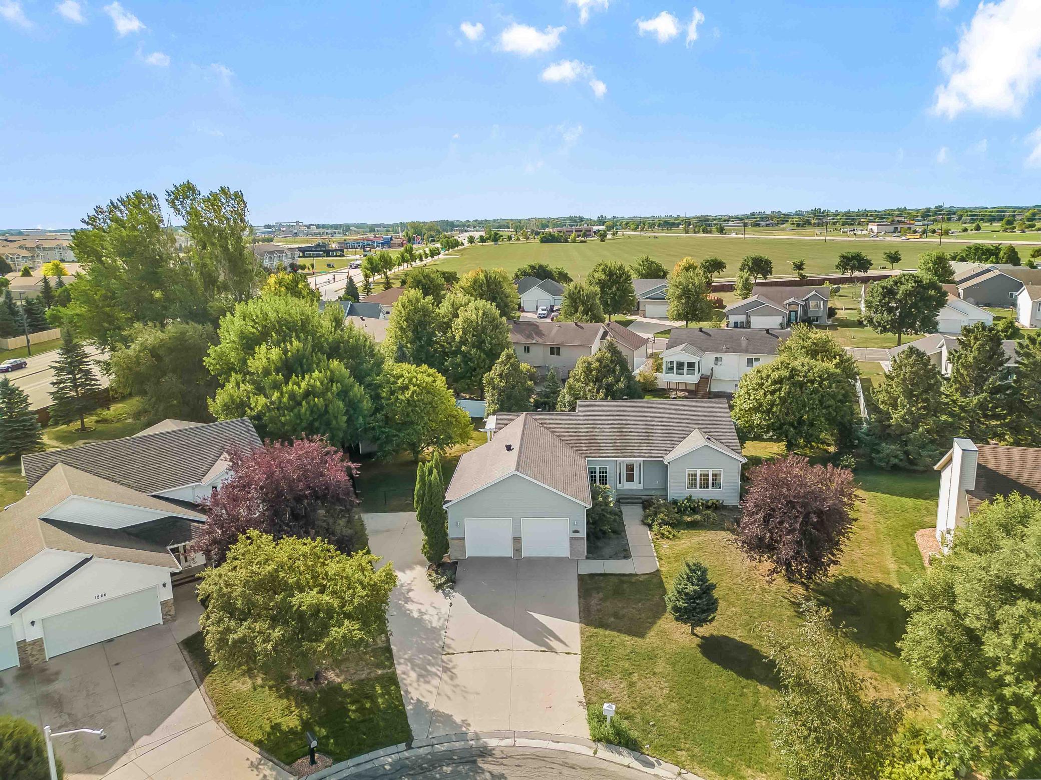 1999 single family home for sale at 1928 33rd Street S in Moorhead, MN — 5 bed, 3 bath (photo 2 of 46)