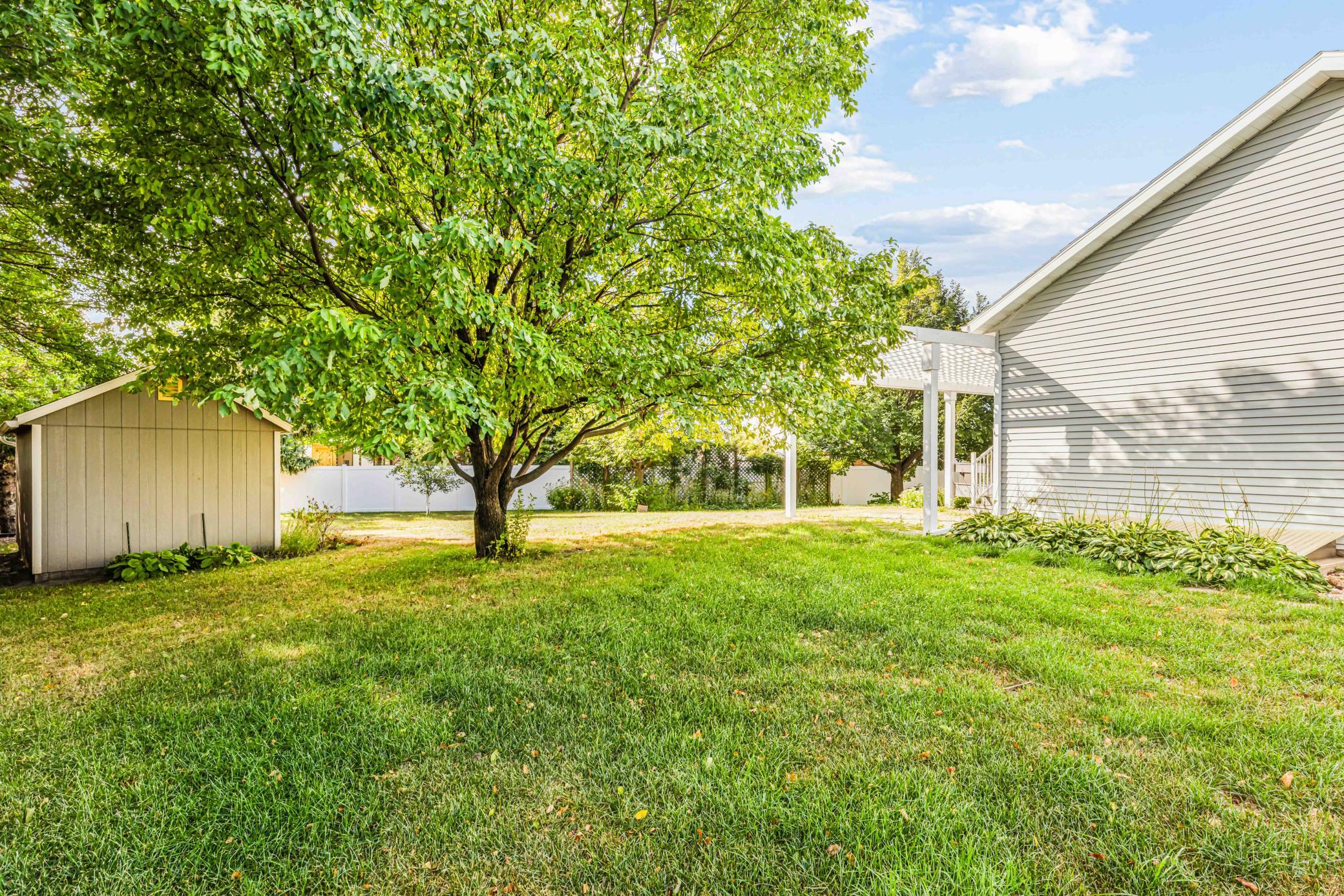 1999 single family home for sale at 1928 33rd Street S in Moorhead, MN — 5 bed, 3 bath (photo 12 of 46)