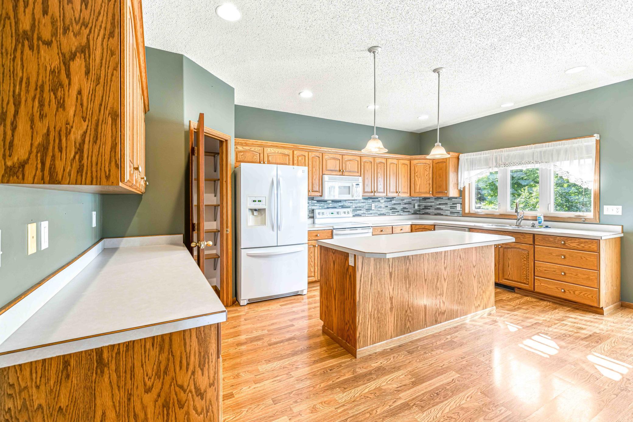 1999 single family home for sale at 1928 33rd Street S in Moorhead, MN — 5 bed, 3 bath (photo 15 of 46)