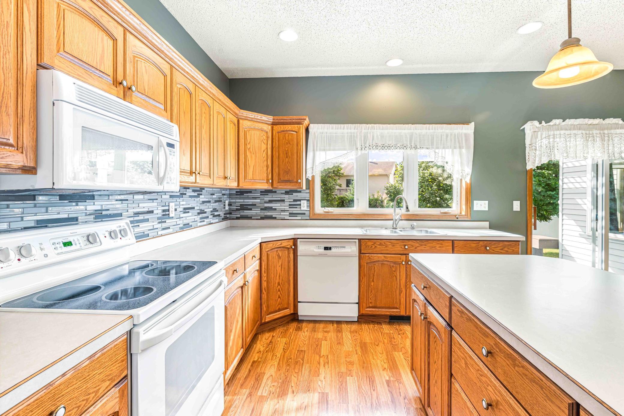 1999 single family home for sale at 1928 33rd Street S in Moorhead, MN — 5 bed, 3 bath (photo 16 of 46)