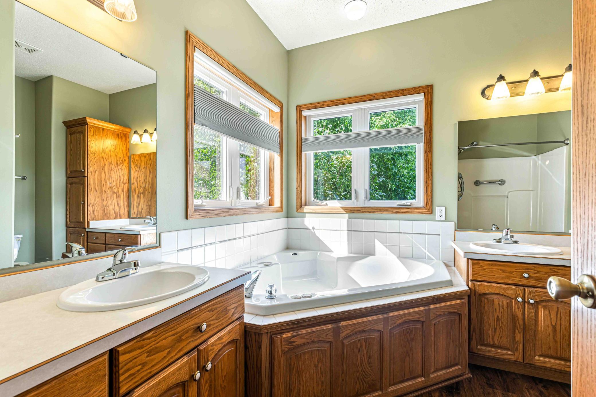 1999 single family home for sale at 1928 33rd Street S in Moorhead, MN — 5 bed, 3 bath (photo 20 of 46)
