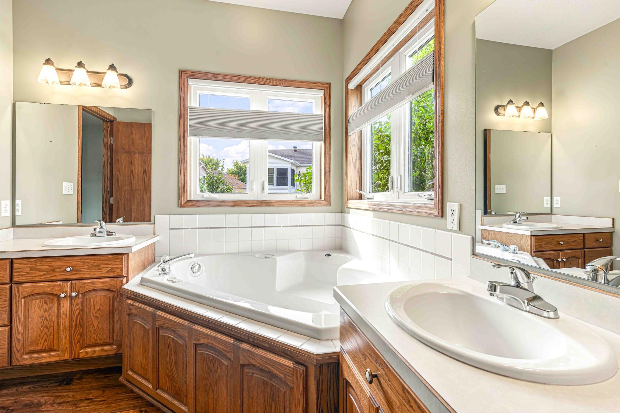 1999 single family home for sale at 1928 33rd Street S in Moorhead, MN — 5 bed, 3 bath (photo 23 of 46)