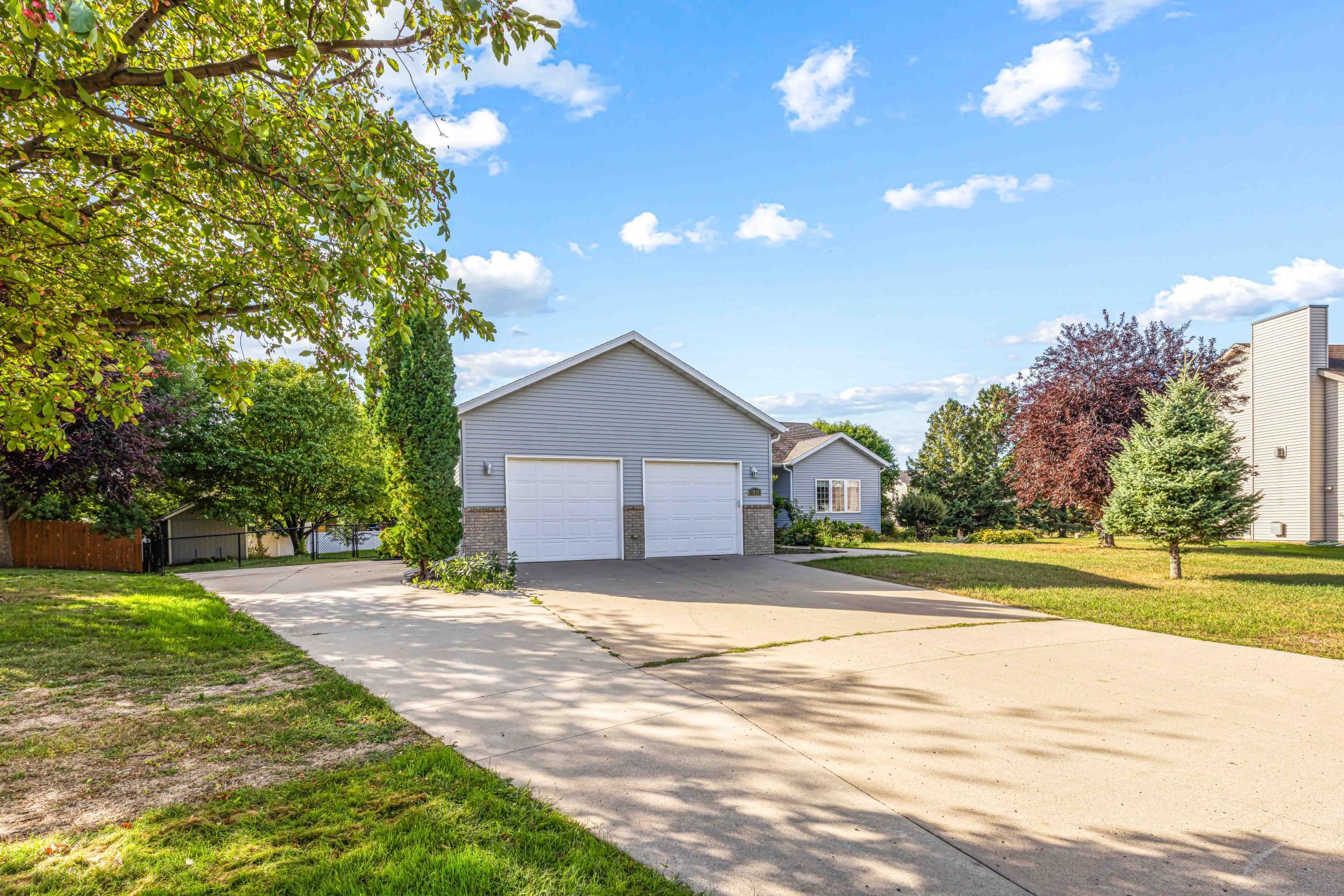 1999 single family home for sale at 1928 33rd Street S in Moorhead, MN — 5 bed, 3 bath (photo 4 of 46)