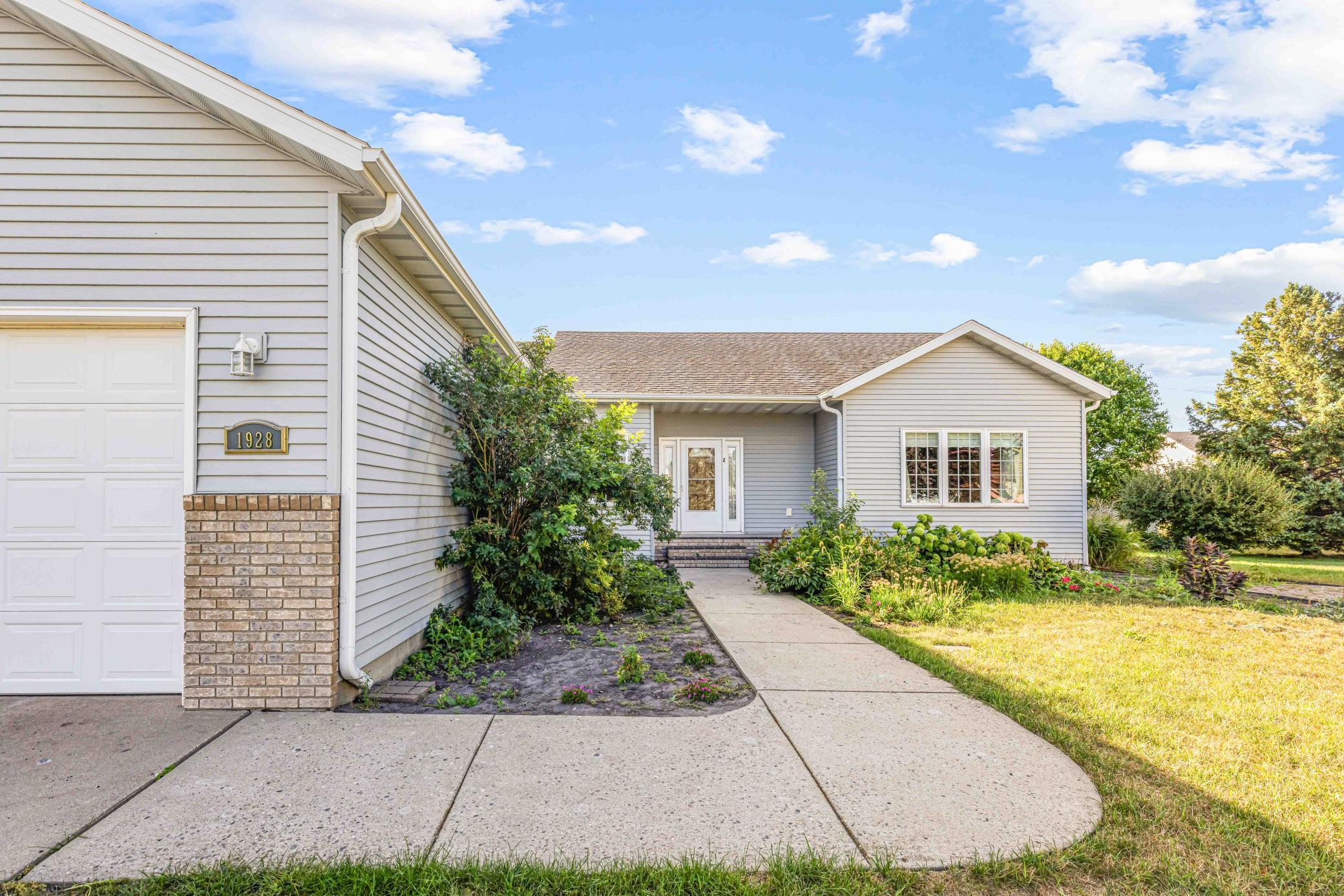1999 single family home for sale at 1928 33rd Street S in Moorhead, MN — 5 bed, 3 bath (photo 5 of 46)