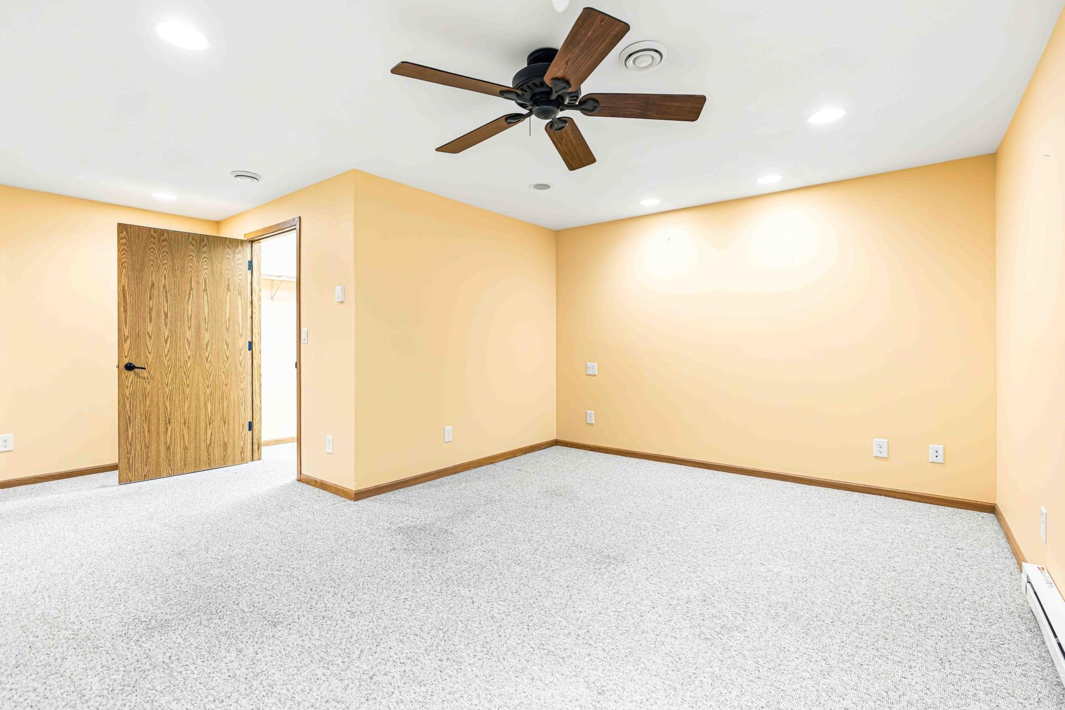 1999 single family home for sale at 1928 33rd Street S in Moorhead, MN — 5 bed, 3 bath (photo 41 of 46)