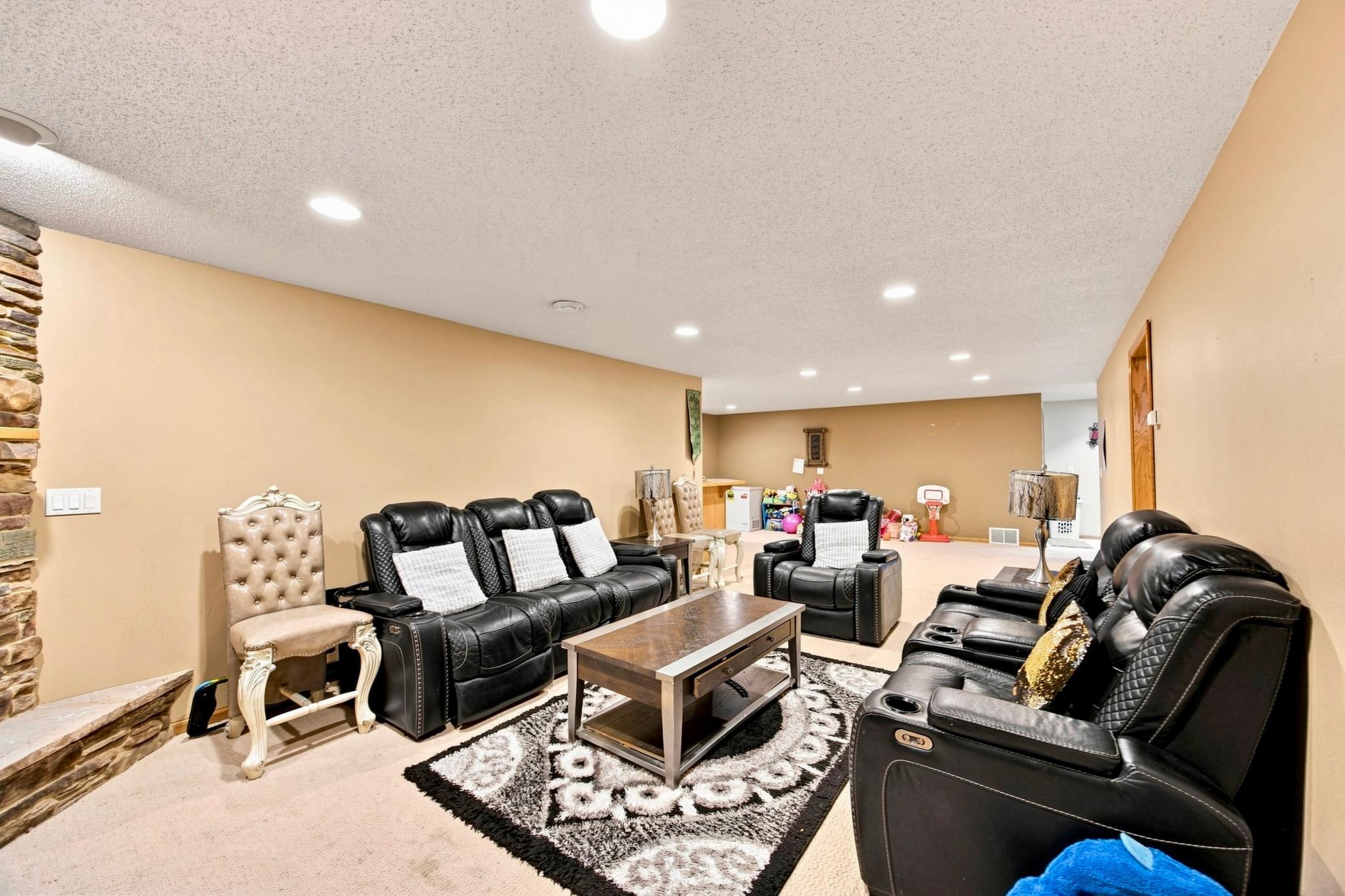2006 single family home for sale at 609 Lexington Lane in Moorhead, MN — 6 bed, 4 bath (photo 12 of 37)