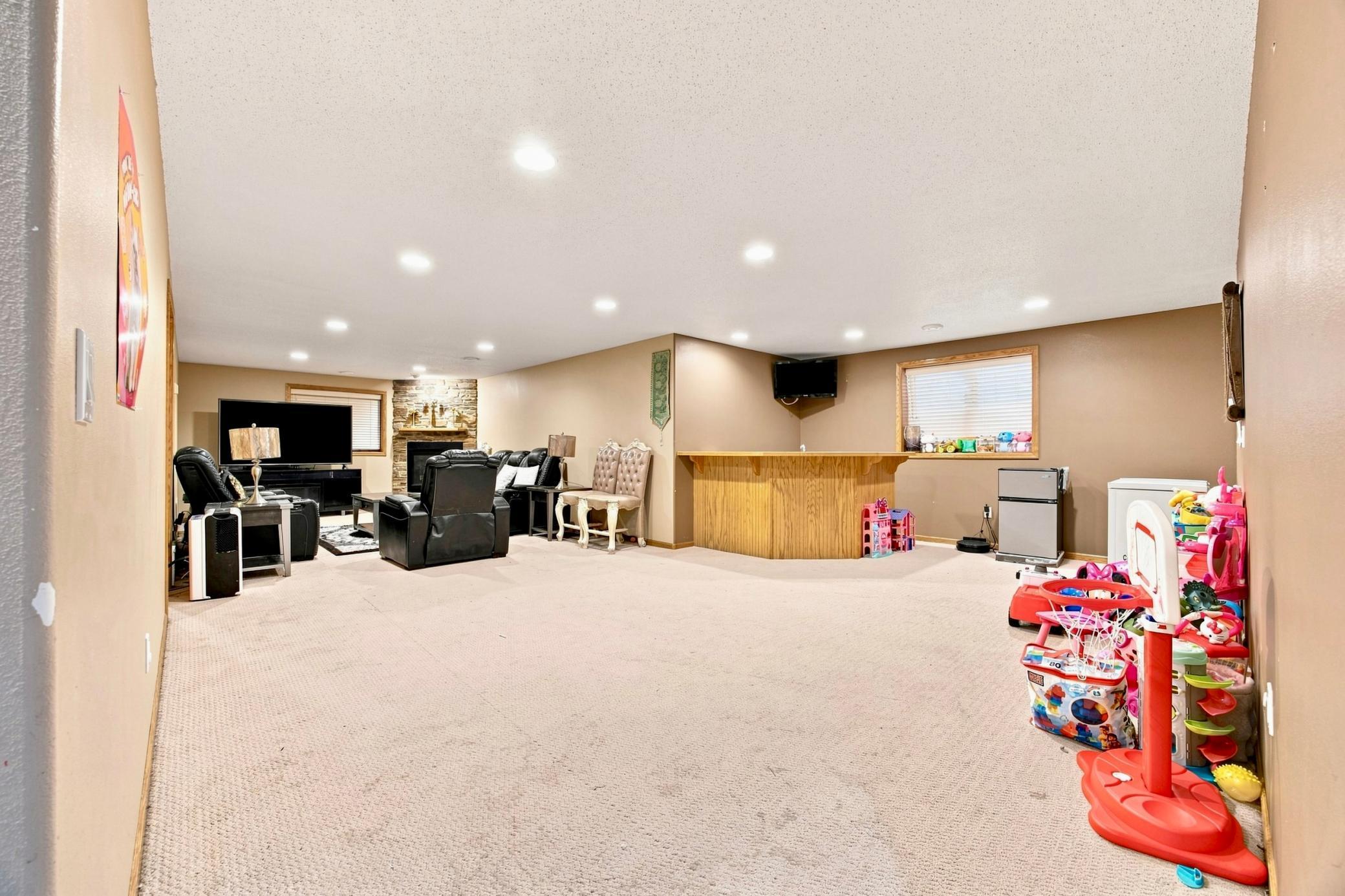 2006 single family home for sale at 609 Lexington Lane in Moorhead, MN — 6 bed, 4 bath (photo 13 of 37)