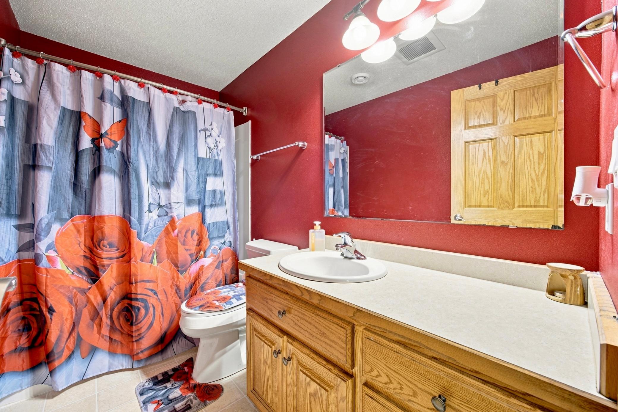 2006 single family home for sale at 609 Lexington Lane in Moorhead, MN — 6 bed, 4 bath (photo 19 of 37)