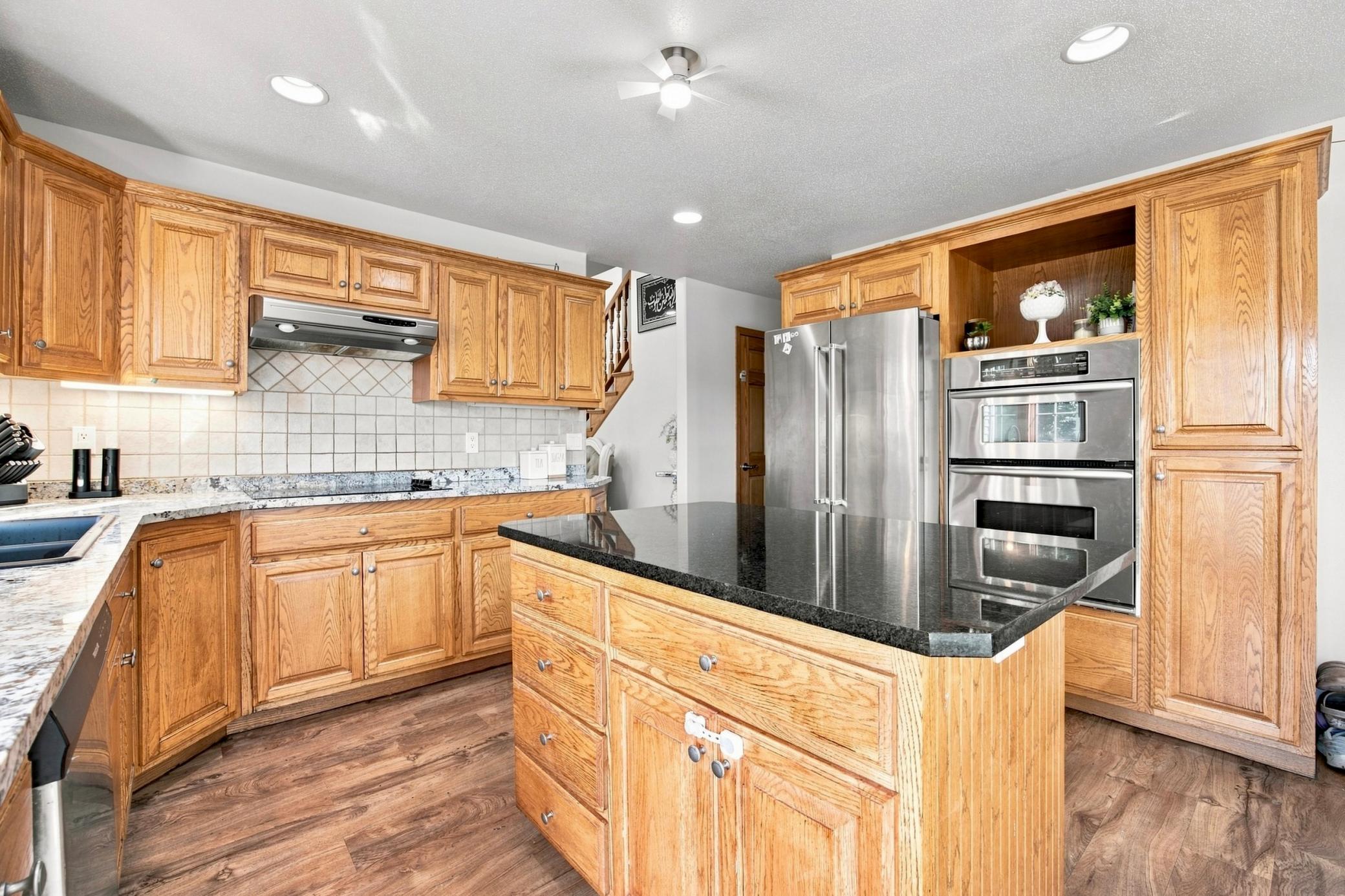 2006 single family home for sale at 609 Lexington Lane in Moorhead, MN — 6 bed, 4 bath (photo 3 of 37)