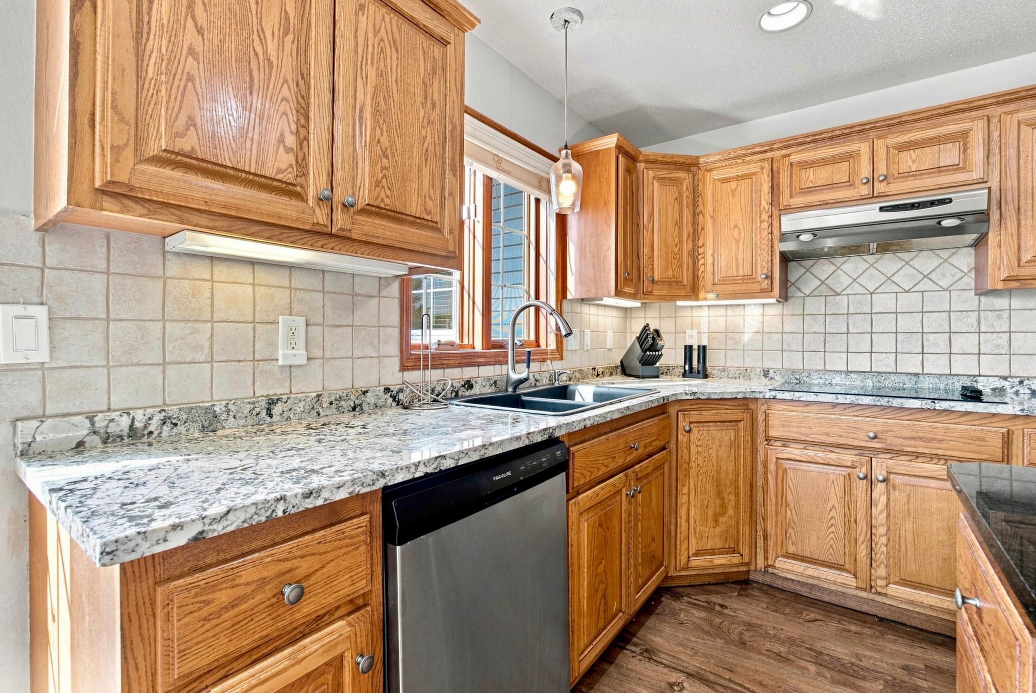 2006 single family home for sale at 609 Lexington Lane in Moorhead, MN — 6 bed, 4 bath (photo 4 of 37)