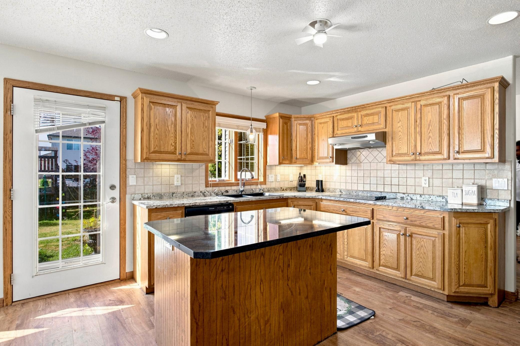 2006 single family home for sale at 609 Lexington Lane in Moorhead, MN — 6 bed, 4 bath (photo 5 of 37)