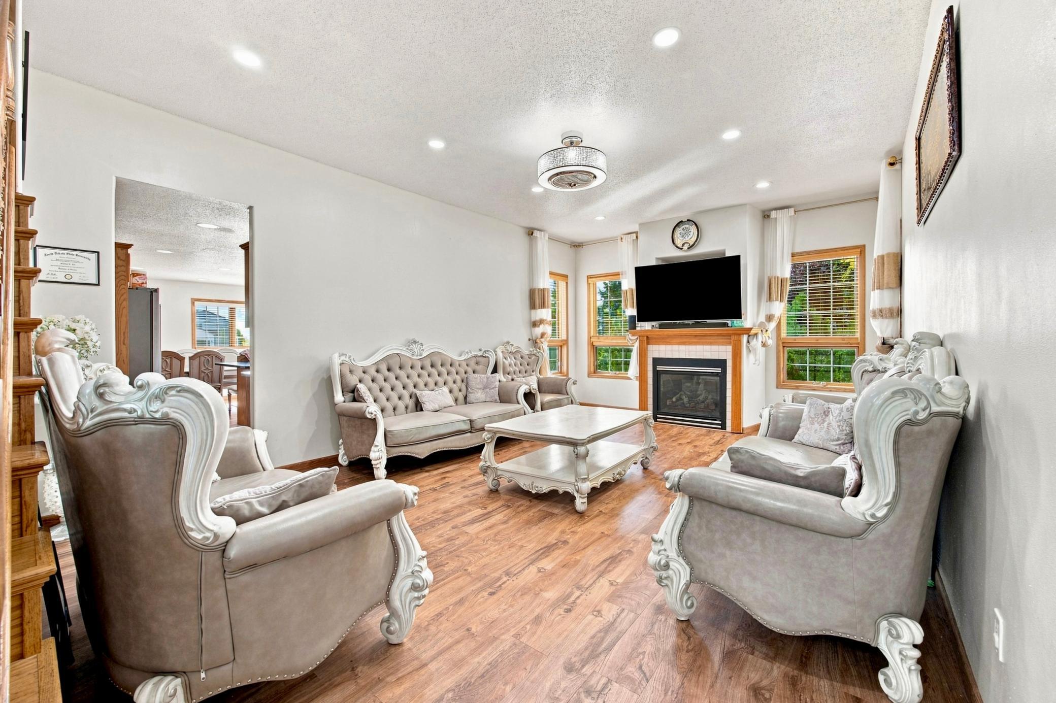 2006 single family home for sale at 609 Lexington Lane in Moorhead, MN — 6 bed, 4 bath (photo 6 of 37)