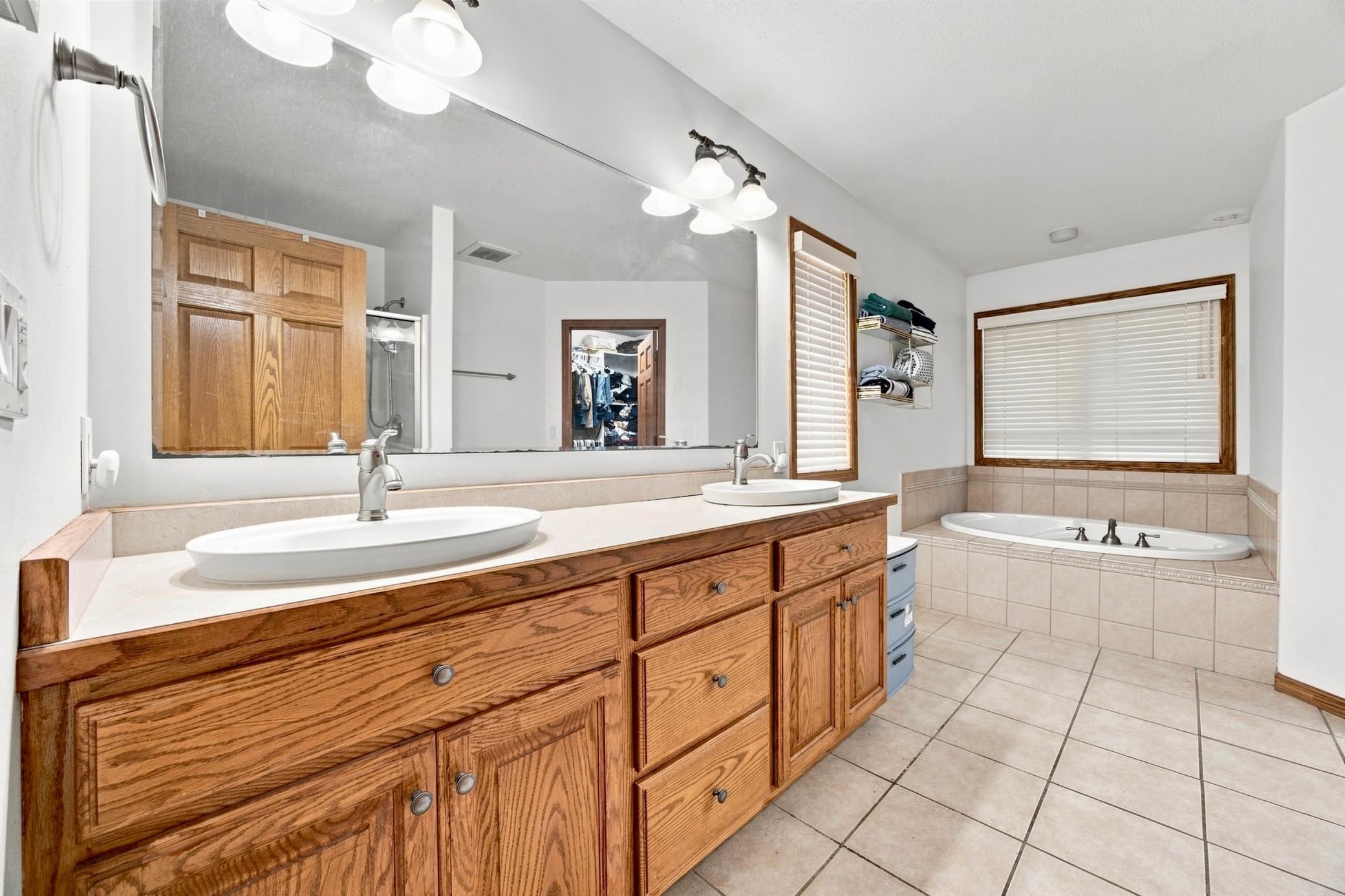2006 single family home for sale at 609 Lexington Lane in Moorhead, MN — 6 bed, 4 bath (photo 10 of 37)