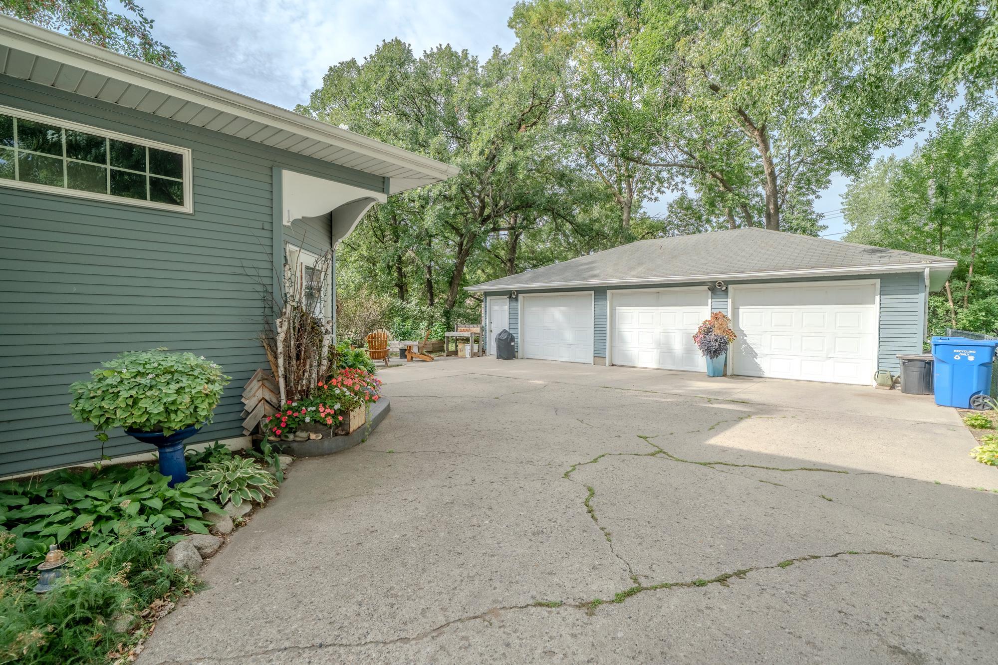1910 single family home for sale at 1128 Summit Avenue in Detroit Lakes, MN — 4 bed, 3 bath (photo 2 of 44)