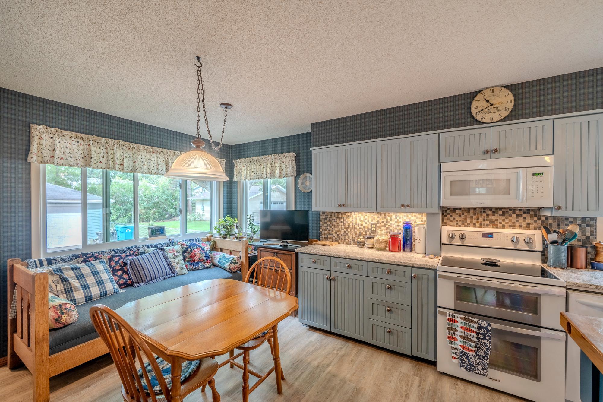 1910 single family home for sale at 1128 Summit Avenue in Detroit Lakes, MN — 4 bed, 3 bath (photo 12 of 44)