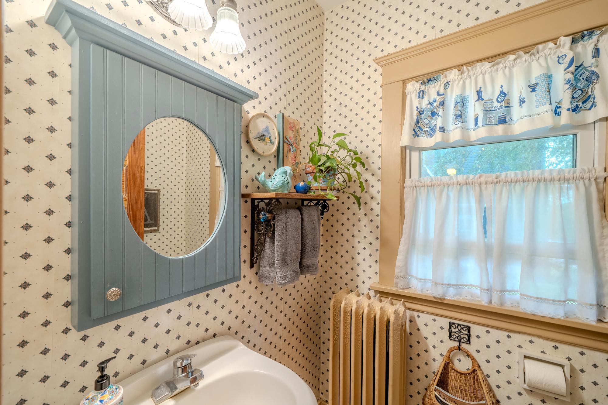 1910 single family home for sale at 1128 Summit Avenue in Detroit Lakes, MN — 4 bed, 3 bath (photo 15 of 44)