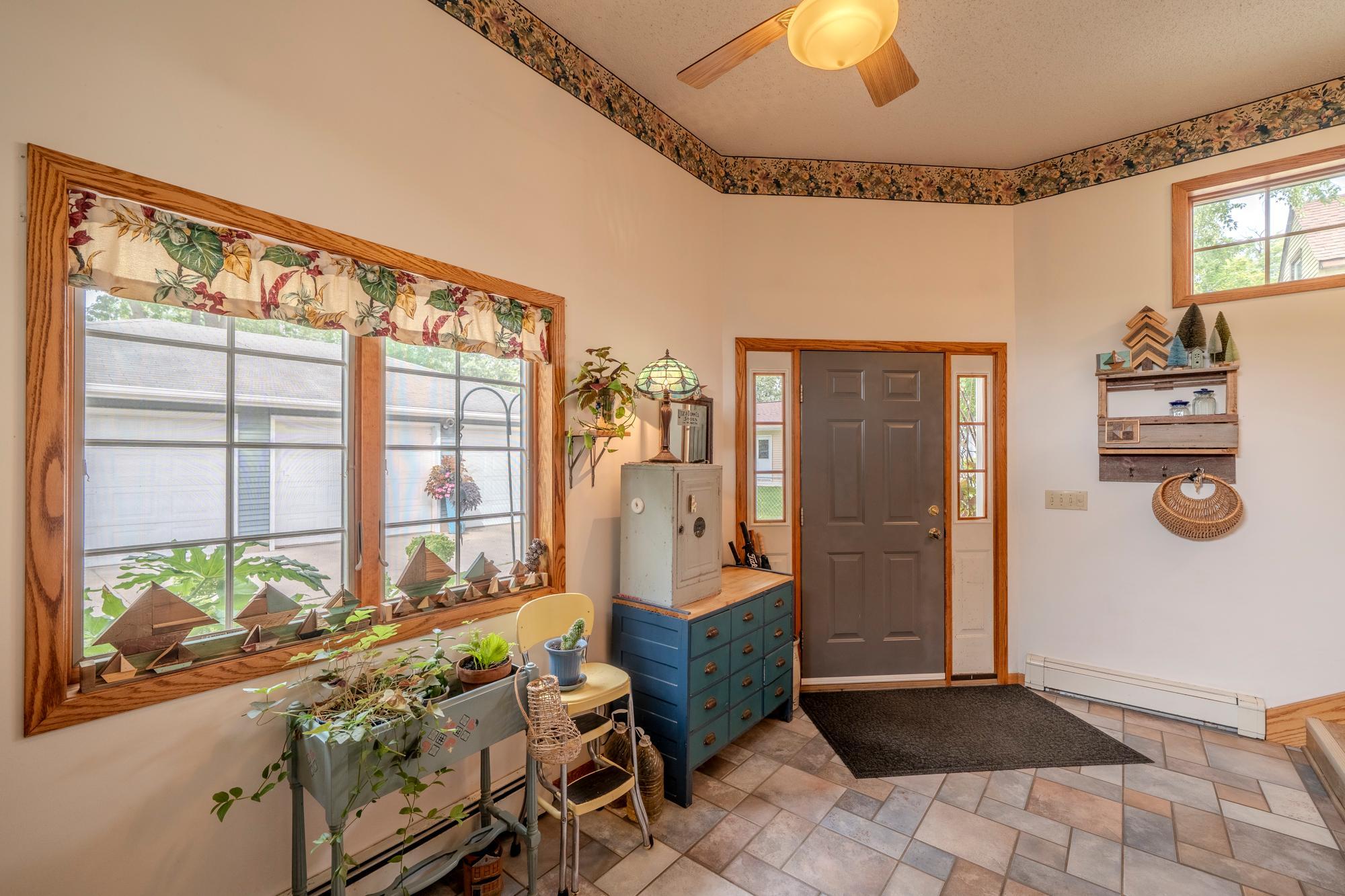 1910 single family home for sale at 1128 Summit Avenue in Detroit Lakes, MN — 4 bed, 3 bath (photo 18 of 44)