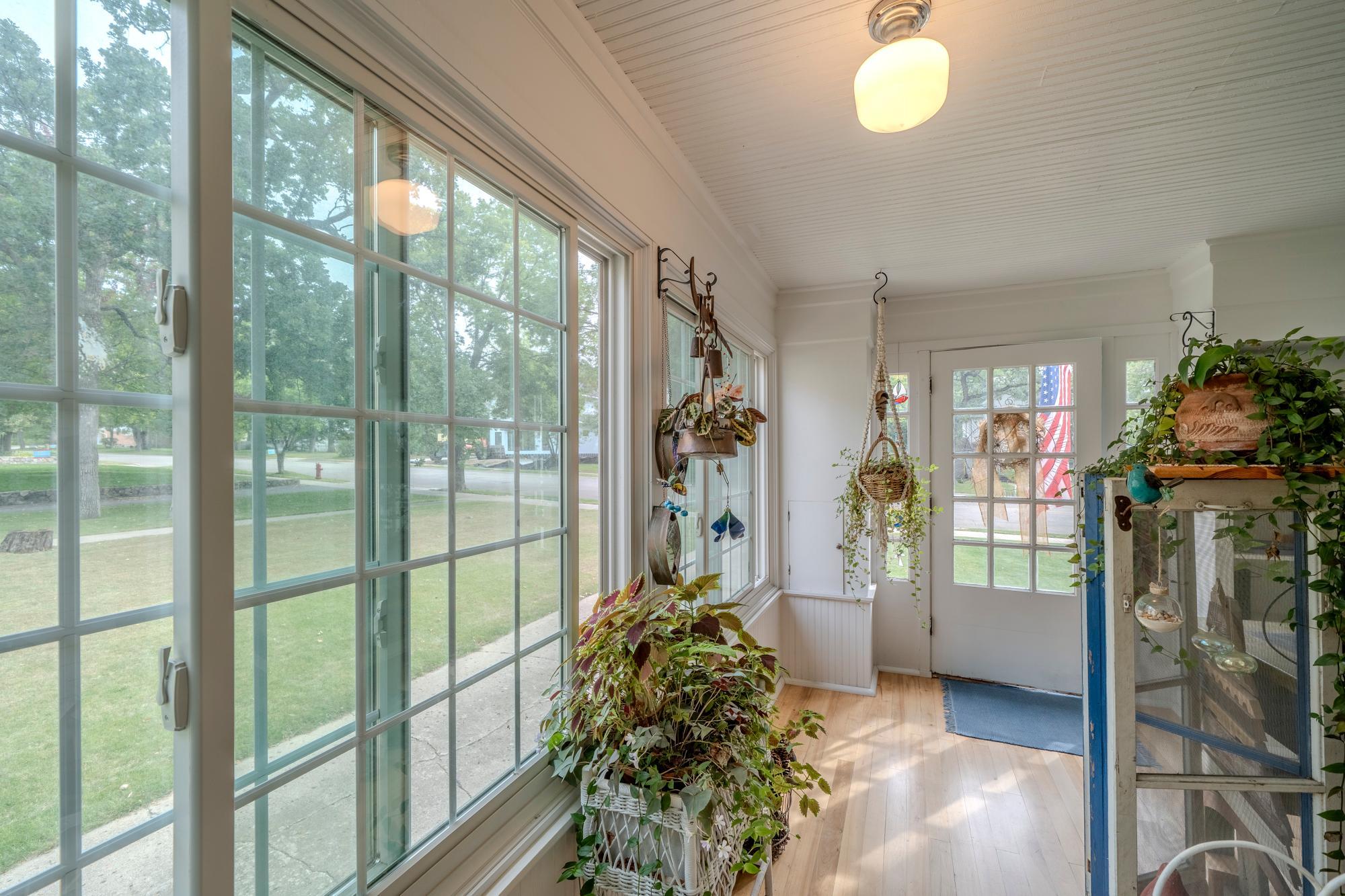 1910 single family home for sale at 1128 Summit Avenue in Detroit Lakes, MN — 4 bed, 3 bath (photo 4 of 44)