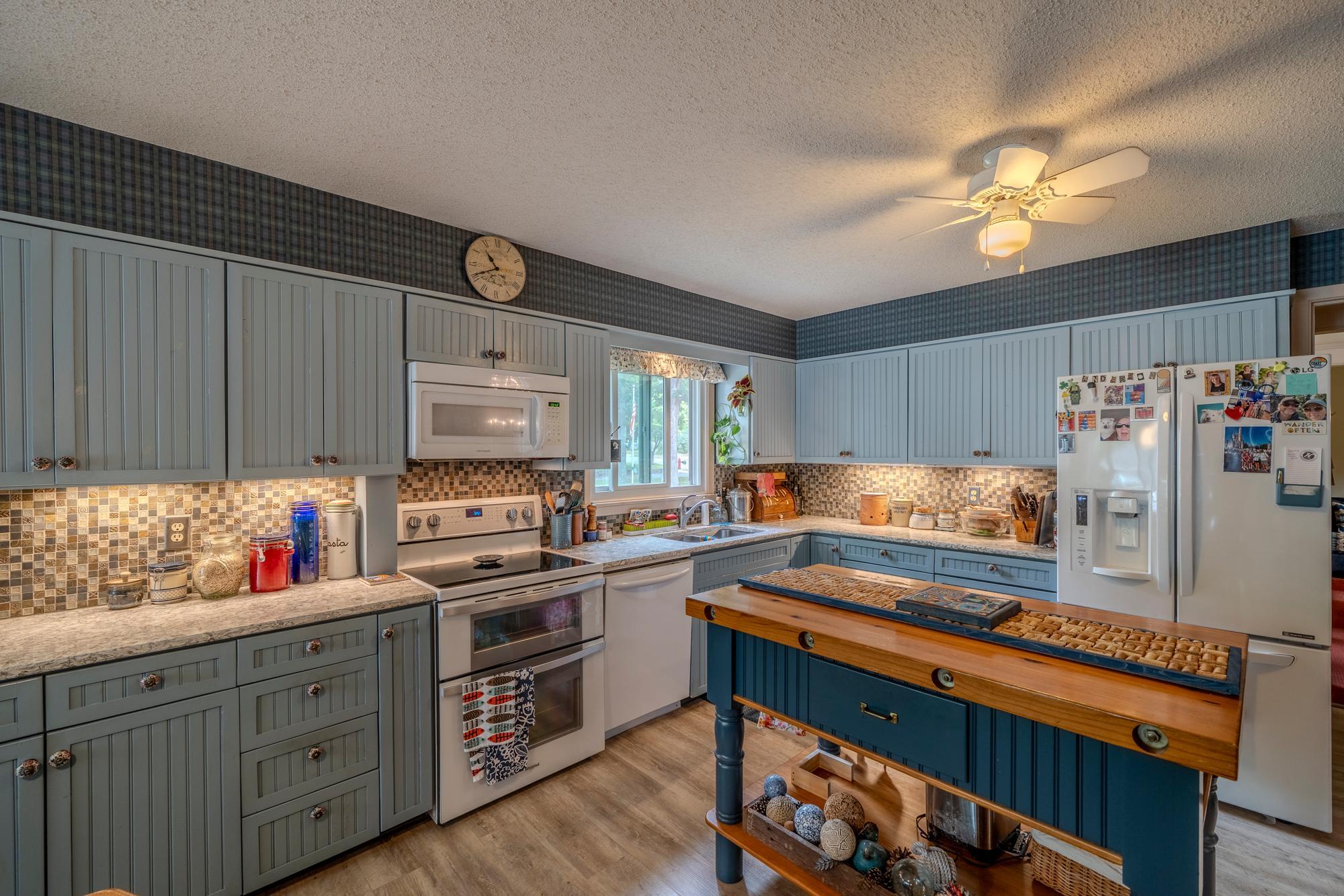 1910 single family home for sale at 1128 Summit Avenue in Detroit Lakes, MN — 4 bed, 3 bath (photo 9 of 44)