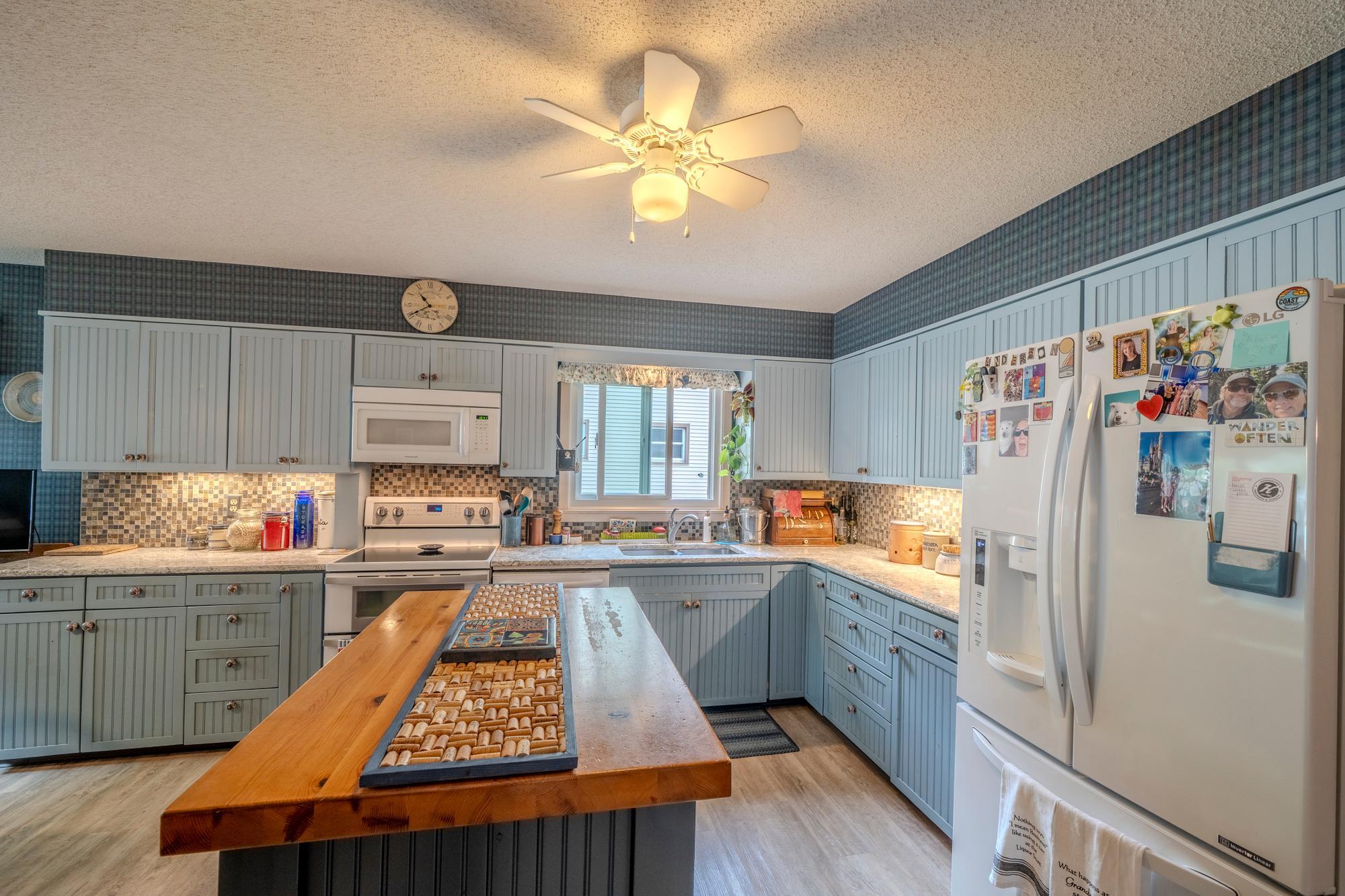 1910 single family home for sale at 1128 Summit Avenue in Detroit Lakes, MN — 4 bed, 3 bath (photo 10 of 44)