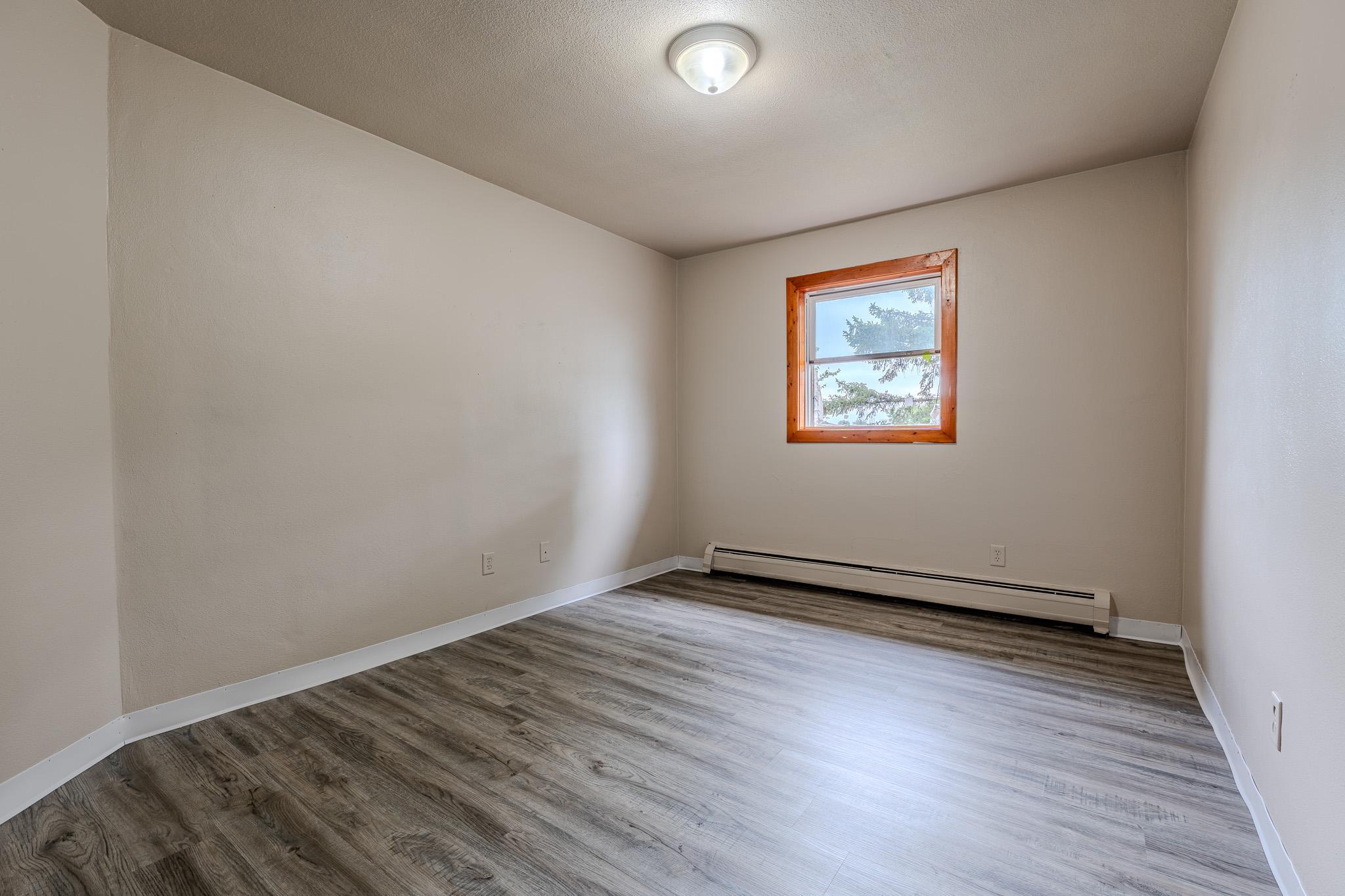 1963 home for sale at 921 19th Street S in Moorhead, MN — 12 bed, 4 bath (photo 16 of 32)