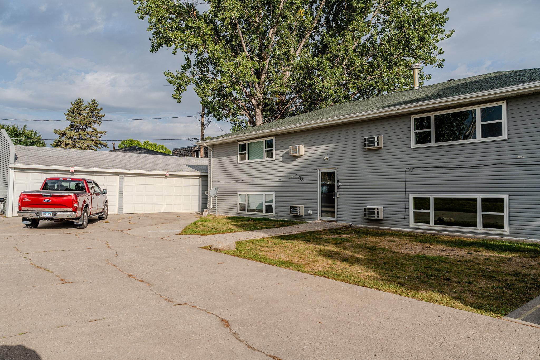 1963 home for sale at 921 19th Street S in Moorhead, MN — 12 bed, 4 bath (photo 4 of 32)