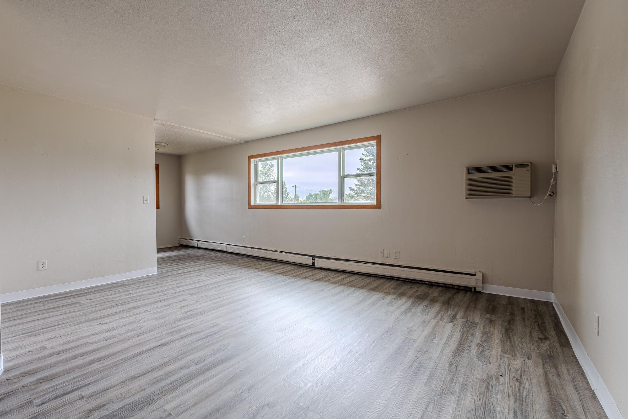 1963 home for sale at 921 19th Street S in Moorhead, MN — 12 bed, 4 bath (photo 8 of 32)