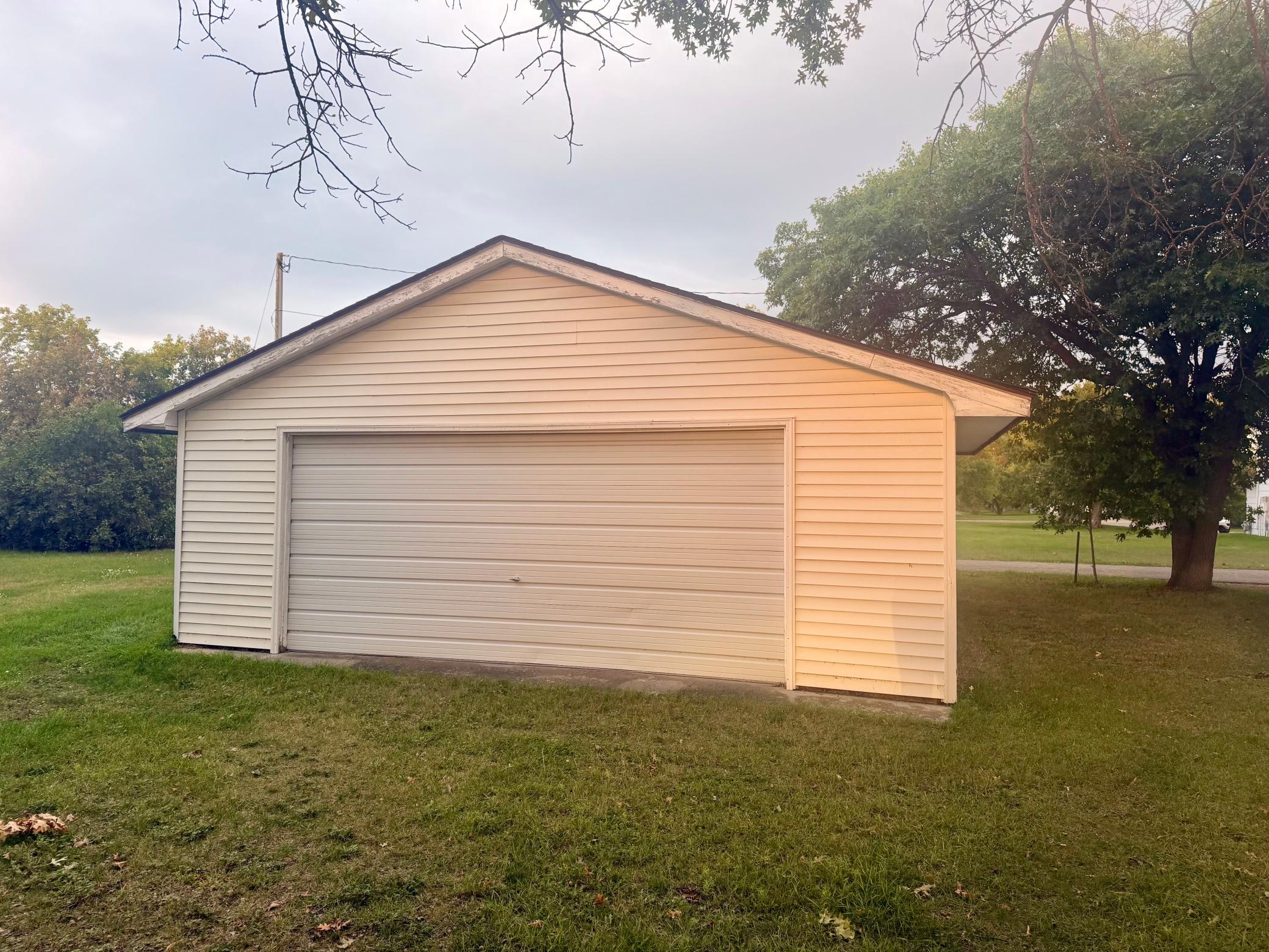 1975 single family home for sale at 2810 Minnesota Avenue NW in Bemidji, MN — 4 bed, 2 bath (photo 2 of 2)