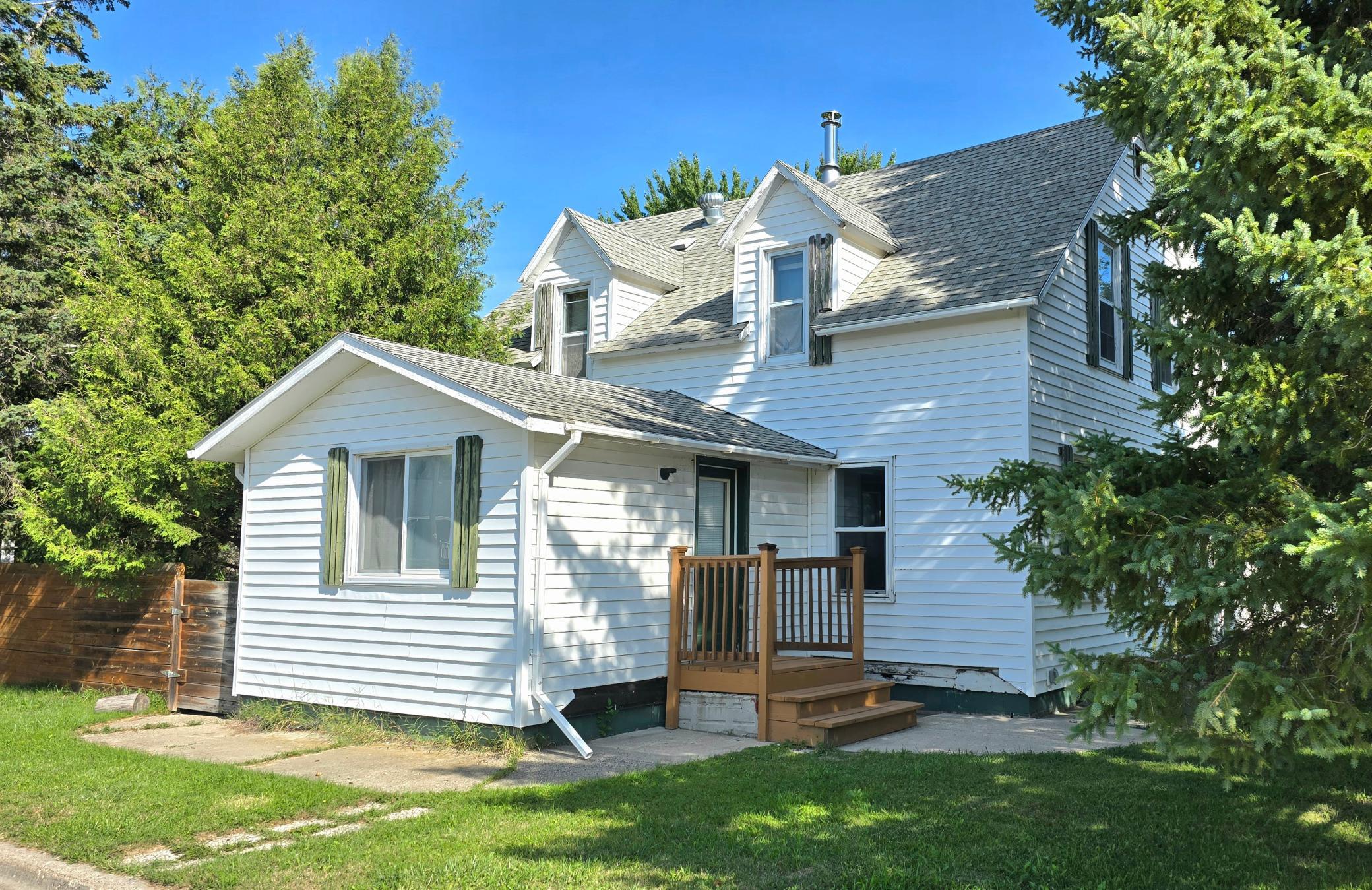 1910 single family home for sale at 125 4th Avenue SE in Clearbrook, MN — 4 bed, 2 bath (photo 2 of 32)