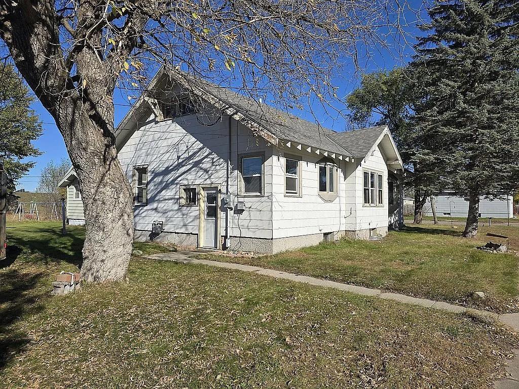 1922 single family home for sale at 227 3rd Street SW in Staples, MN — 3 bed, 2 bath (photo 3 of 16)