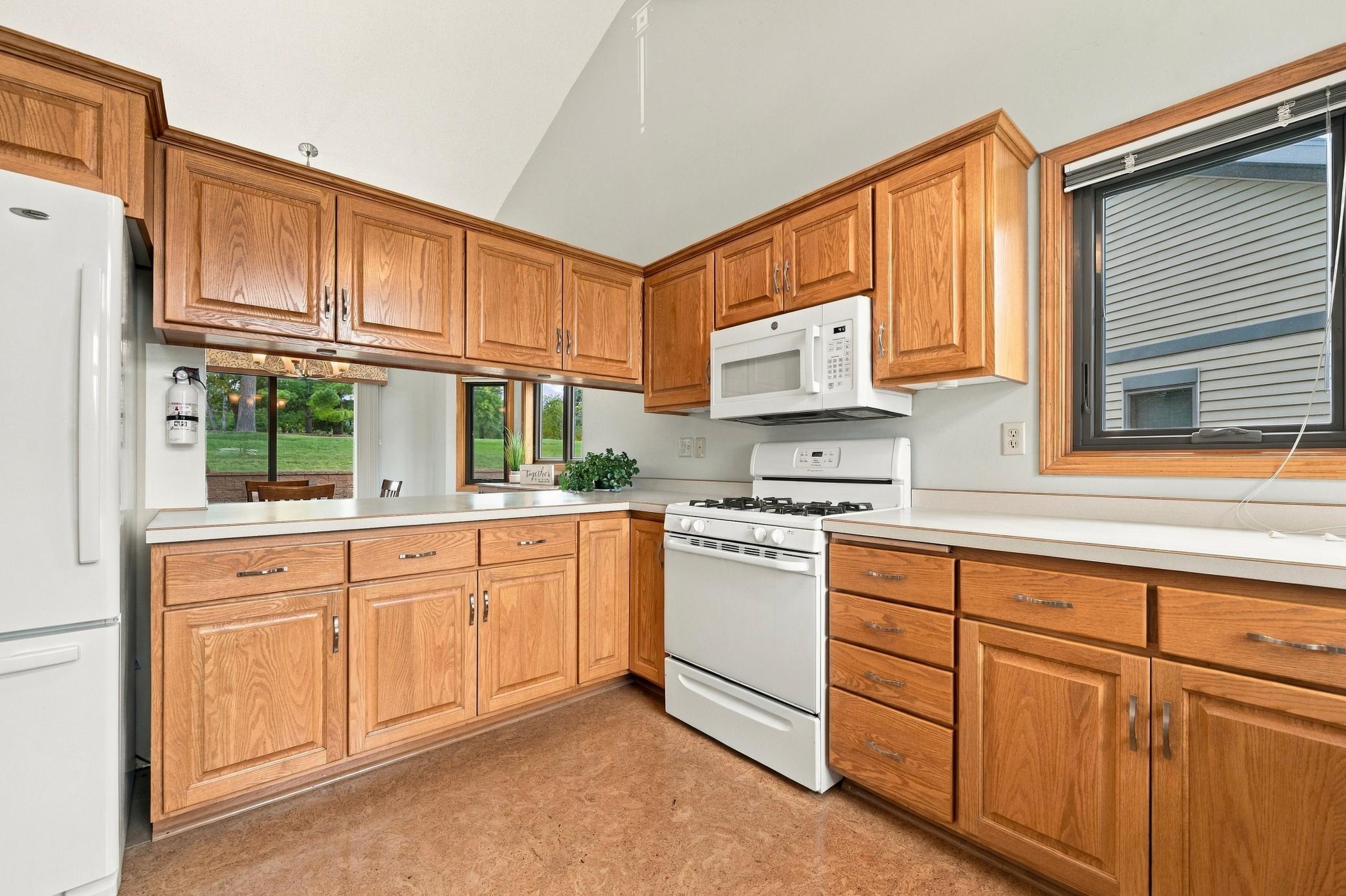 1997 townhouse for sale at 2115 6th Avenue E in Alexandria, MN — 2 bed, 2 bath (photo 11 of 30)