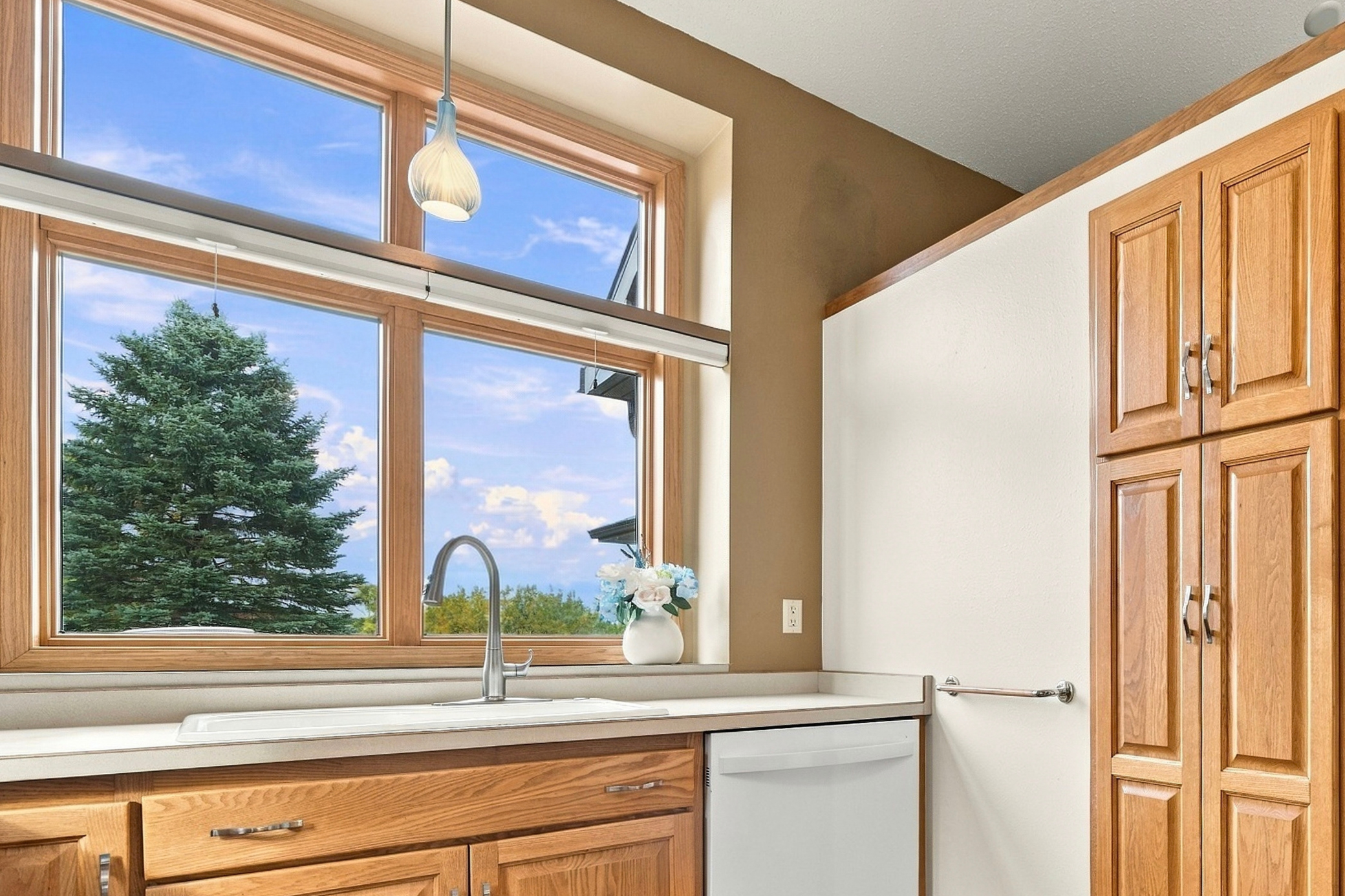 1997 townhouse for sale at 2115 6th Avenue E in Alexandria, MN — 2 bed, 2 bath (photo 12 of 30)
