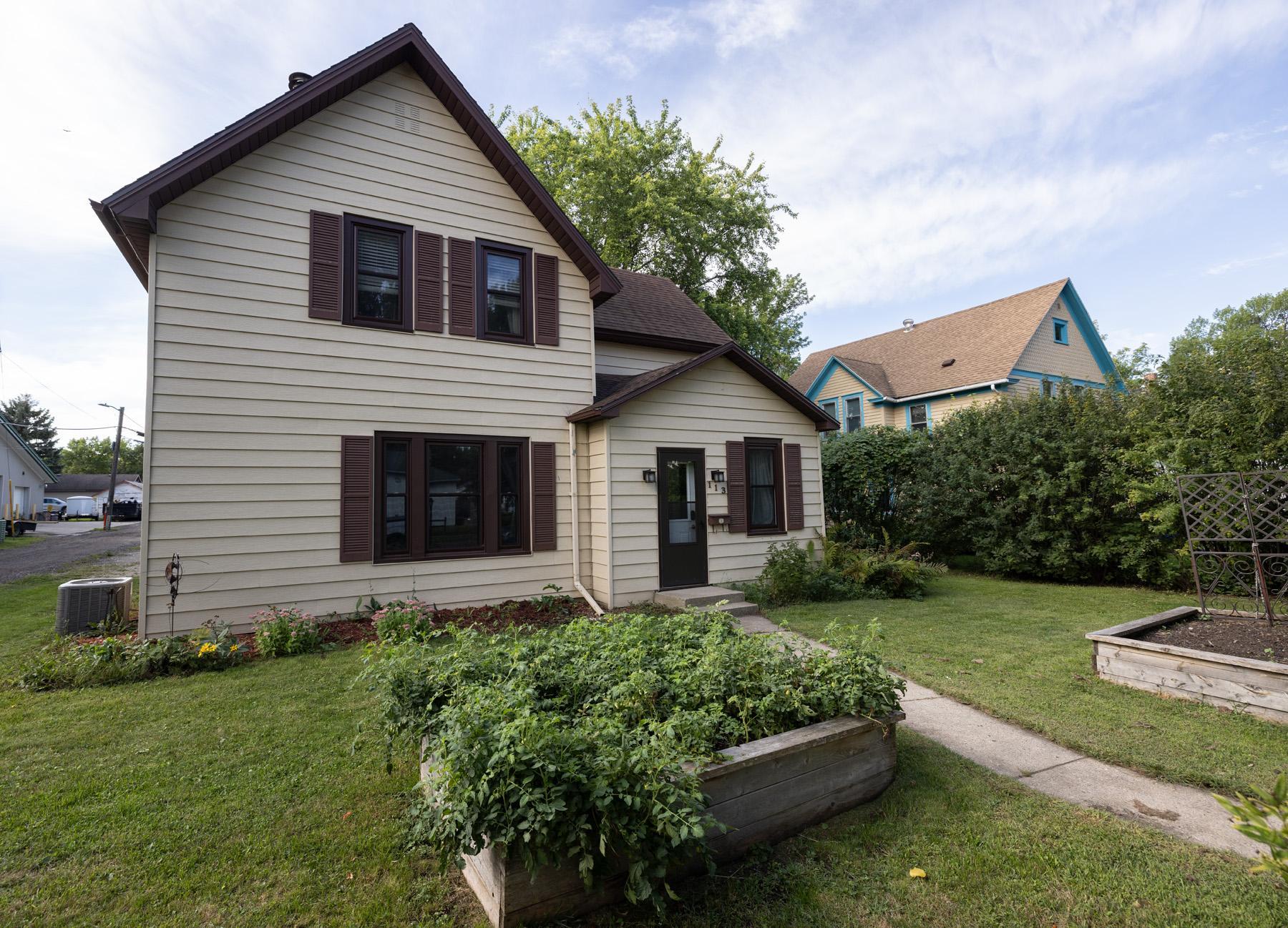 1890 single family home for sale at 113 W Bancroft Avenue in Fergus Falls, MN — 3 bed, 2 bath (photo 2 of 46)