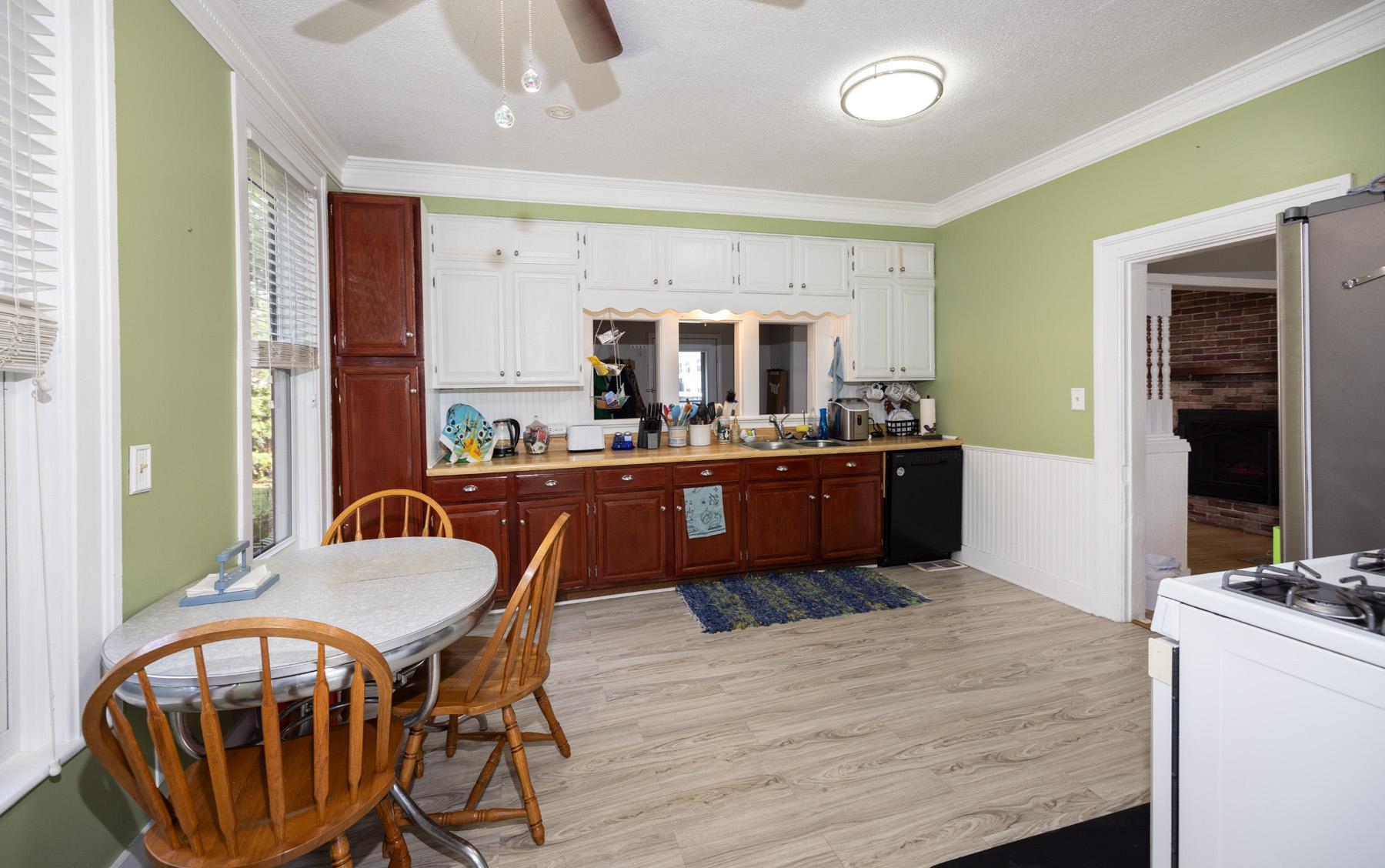 1890 single family home for sale at 113 W Bancroft Avenue in Fergus Falls, MN — 3 bed, 2 bath (photo 3 of 46)
