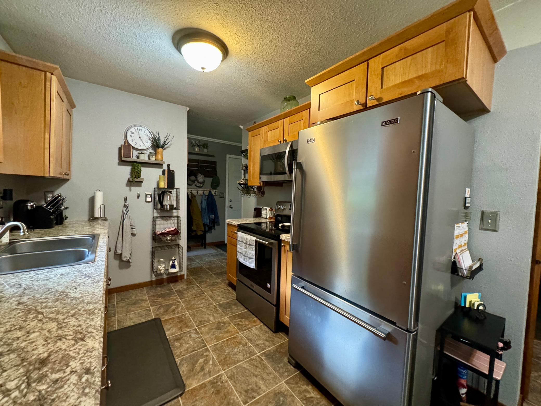 1979 single family home for sale at 40427 State Highway 313 in Warroad, MN — 3 bed, 2 bath (photo 9 of 32)
