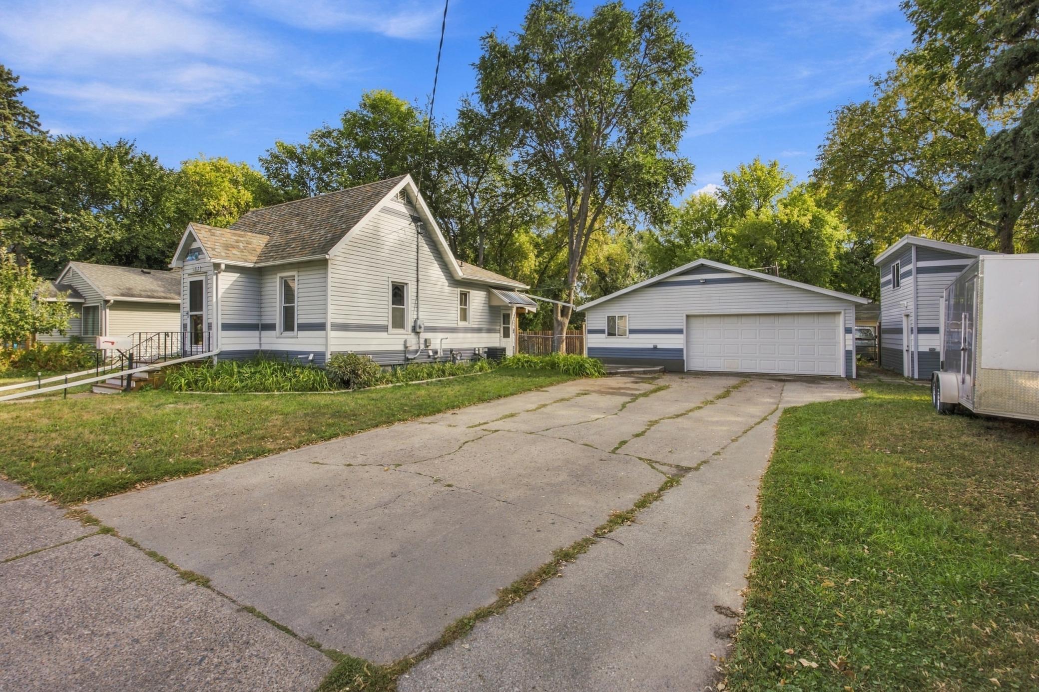 1890 single family home for sale at 1017 3rd Avenue N in Moorhead, MN — 3 bed, 2 bath (photo 2 of 34)