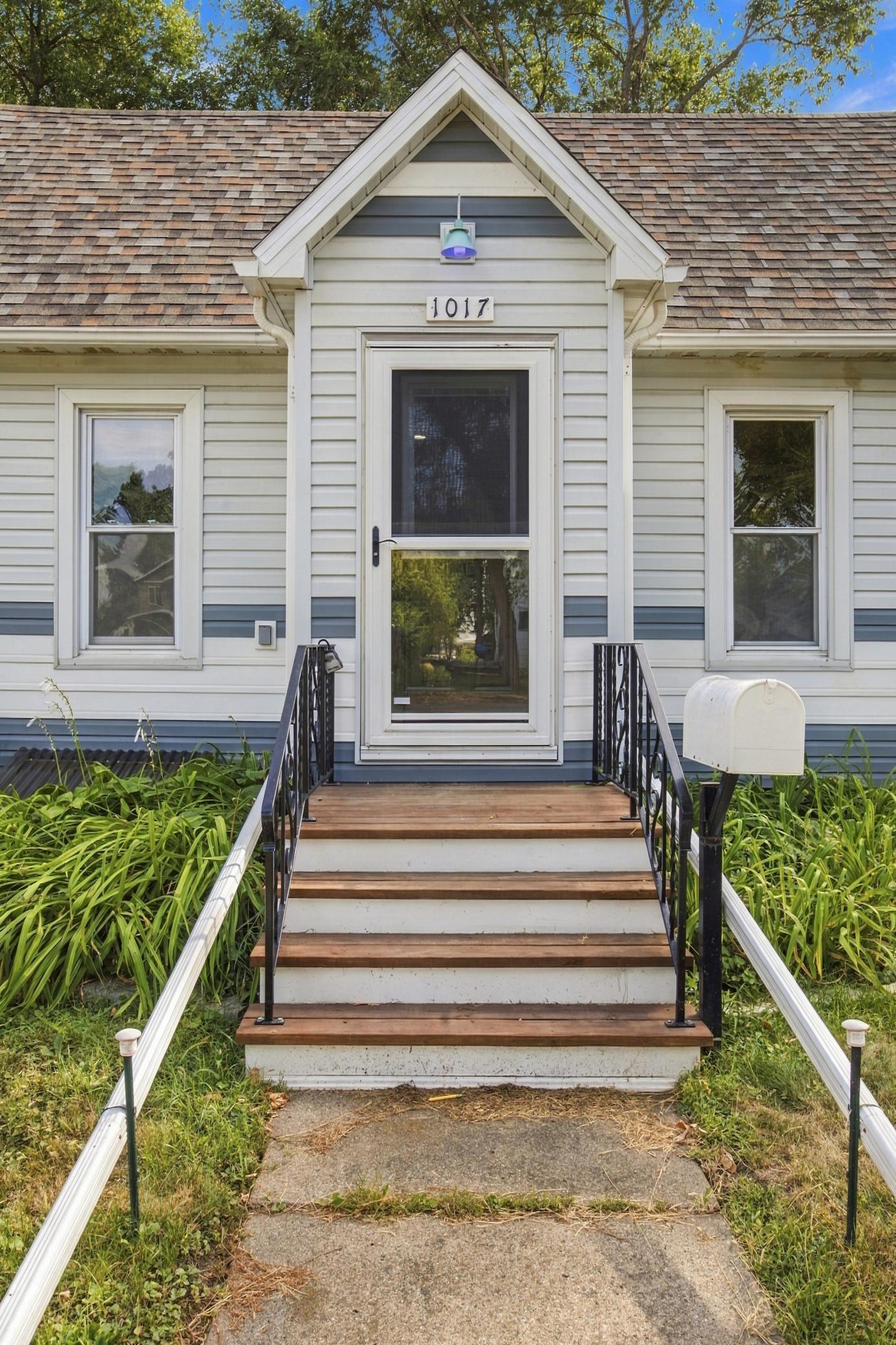 1890 single family home for sale at 1017 3rd Avenue N in Moorhead, MN — 3 bed, 2 bath (photo 3 of 34)