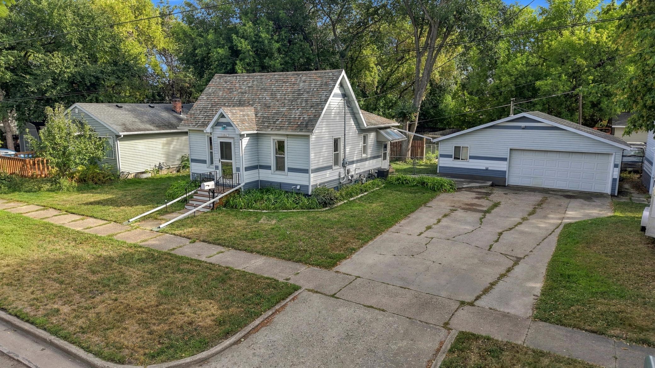 1890 single family home for sale at 1017 3rd Avenue N in Moorhead, MN — 3 bed, 2 bath (photo 28 of 34)
