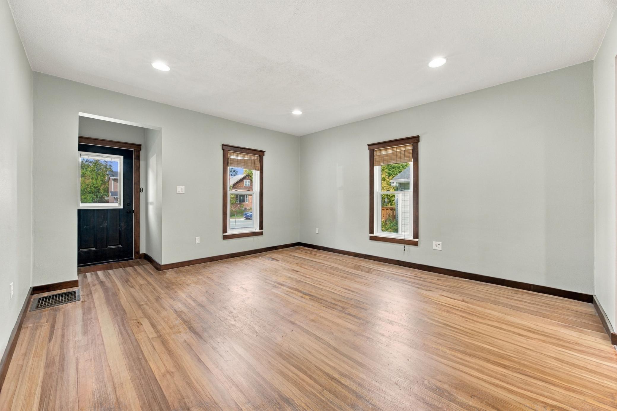1890 single family home for sale at 1017 3rd Avenue N in Moorhead, MN — 3 bed, 2 bath (photo 6 of 34)