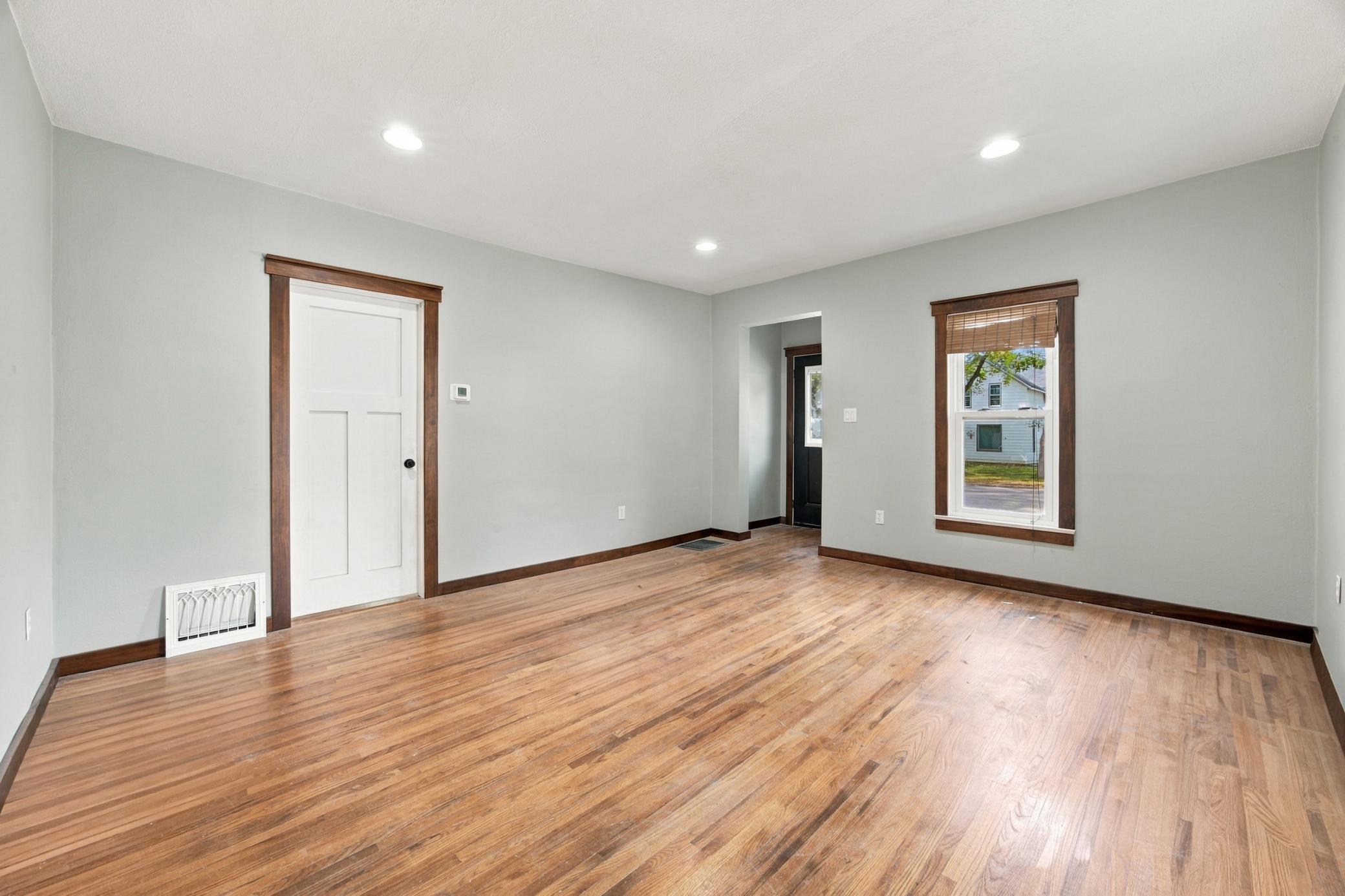1890 single family home for sale at 1017 3rd Avenue N in Moorhead, MN — 3 bed, 2 bath (photo 7 of 34)