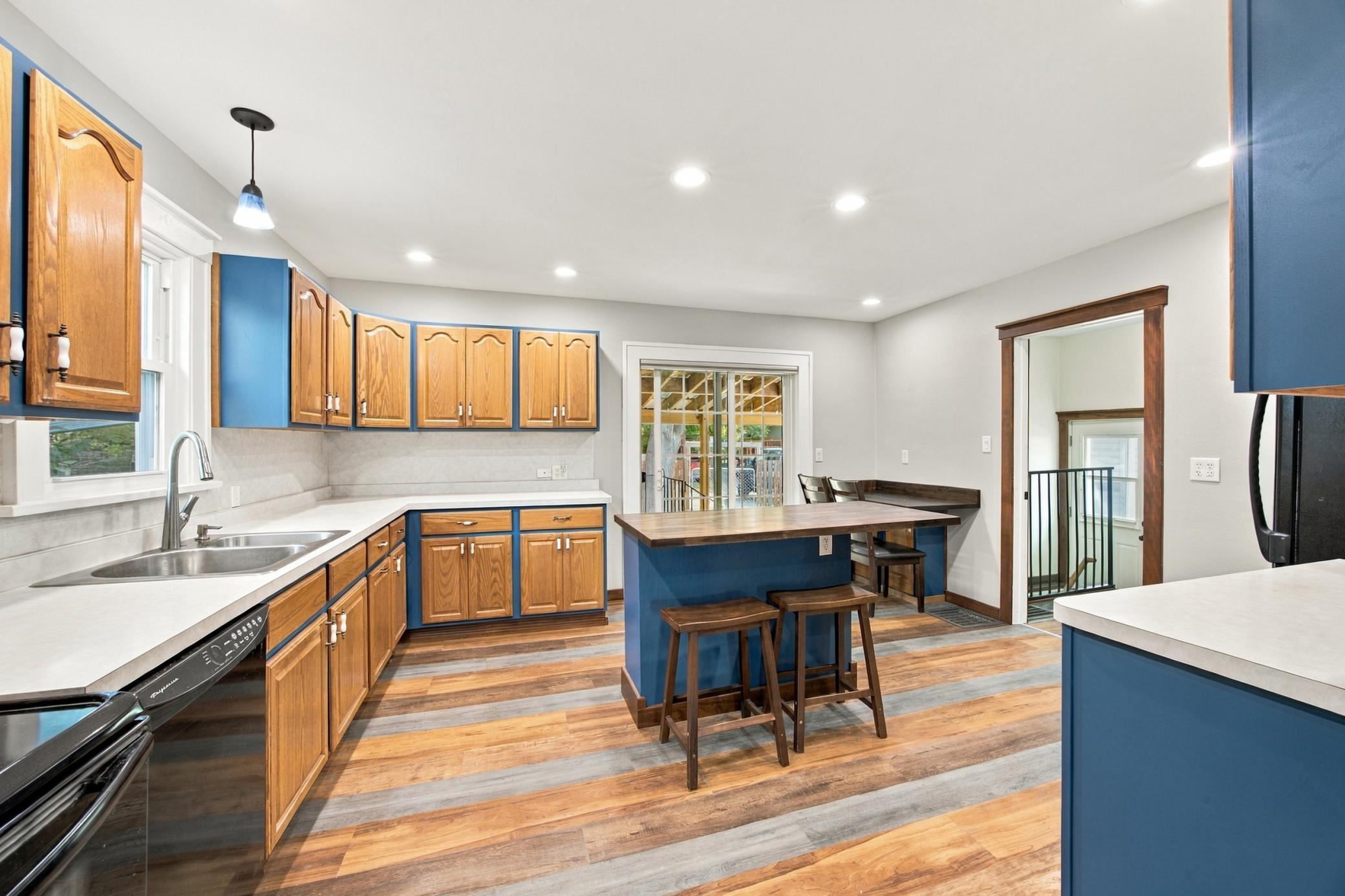 1890 single family home for sale at 1017 3rd Avenue N in Moorhead, MN — 3 bed, 2 bath (photo 8 of 34)