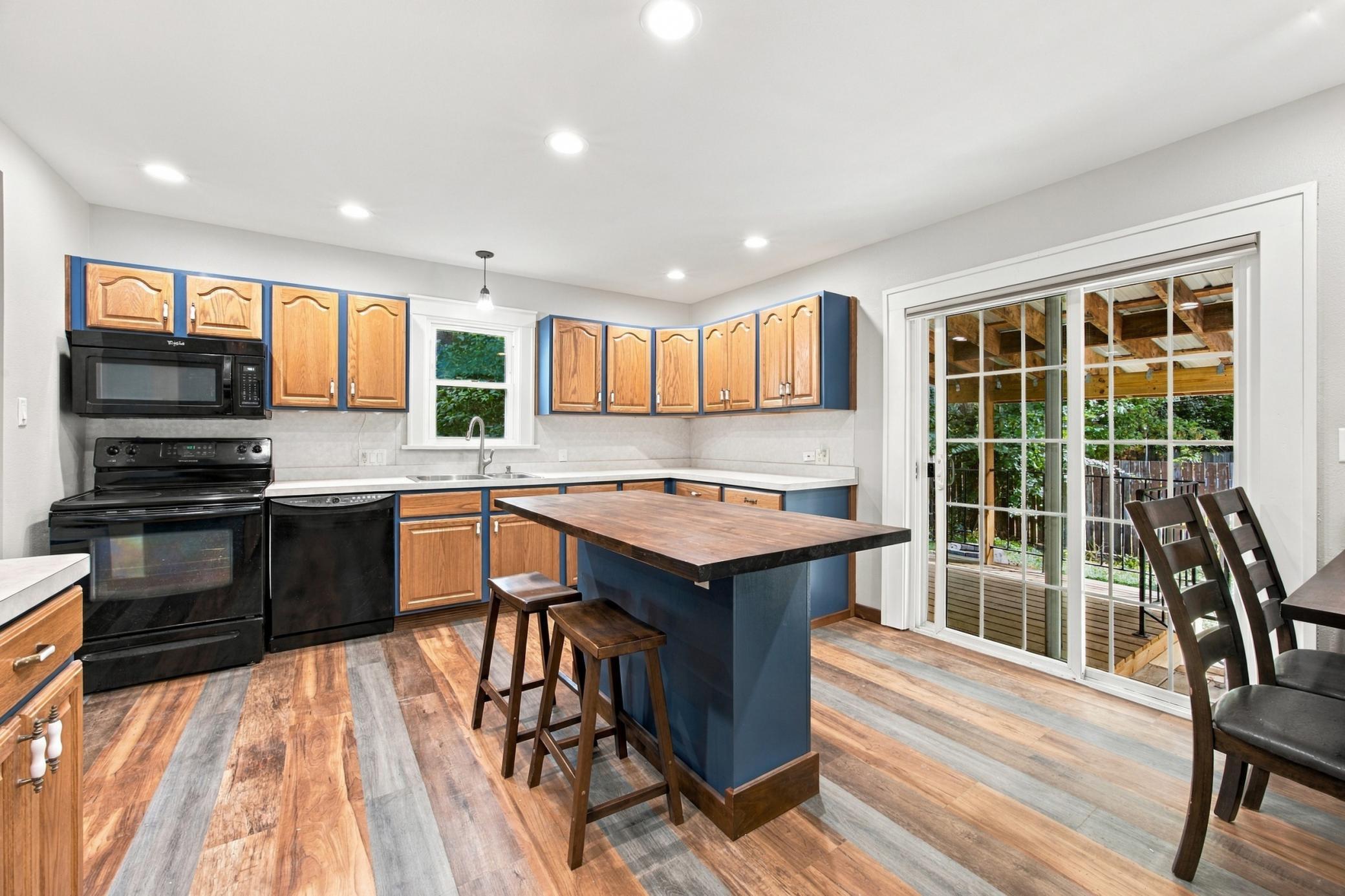 1890 single family home for sale at 1017 3rd Avenue N in Moorhead, MN — 3 bed, 2 bath (photo 9 of 34)