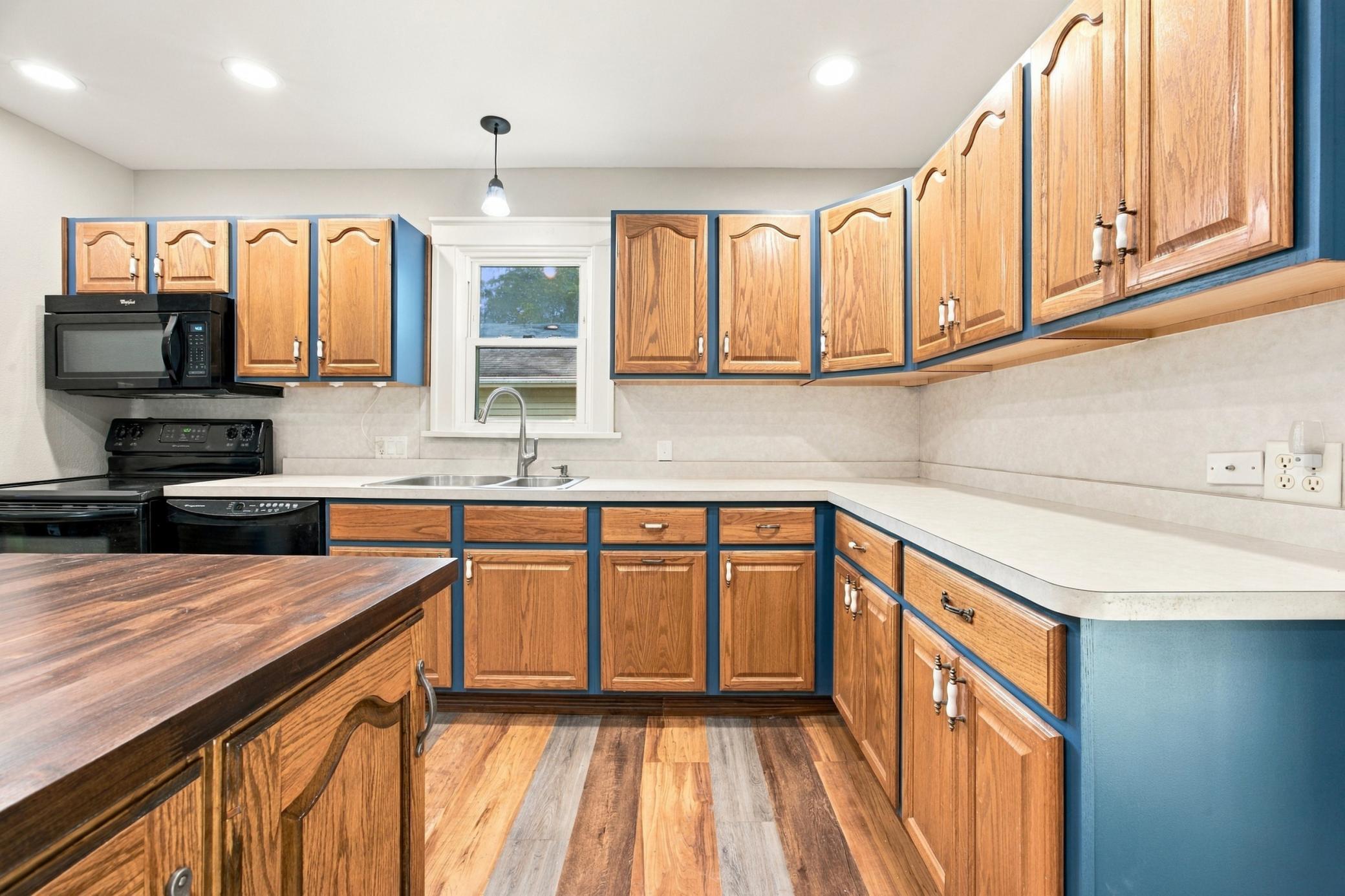 1890 single family home for sale at 1017 3rd Avenue N in Moorhead, MN — 3 bed, 2 bath (photo 10 of 34)