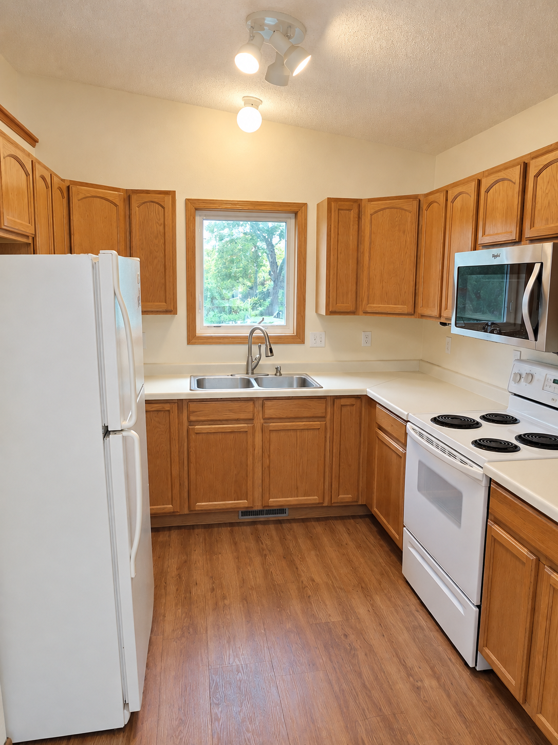 2002 single family home for sale at 802 Cora Street in Brainerd, MN — 3 bed, 2 bath (photo 5 of 28)