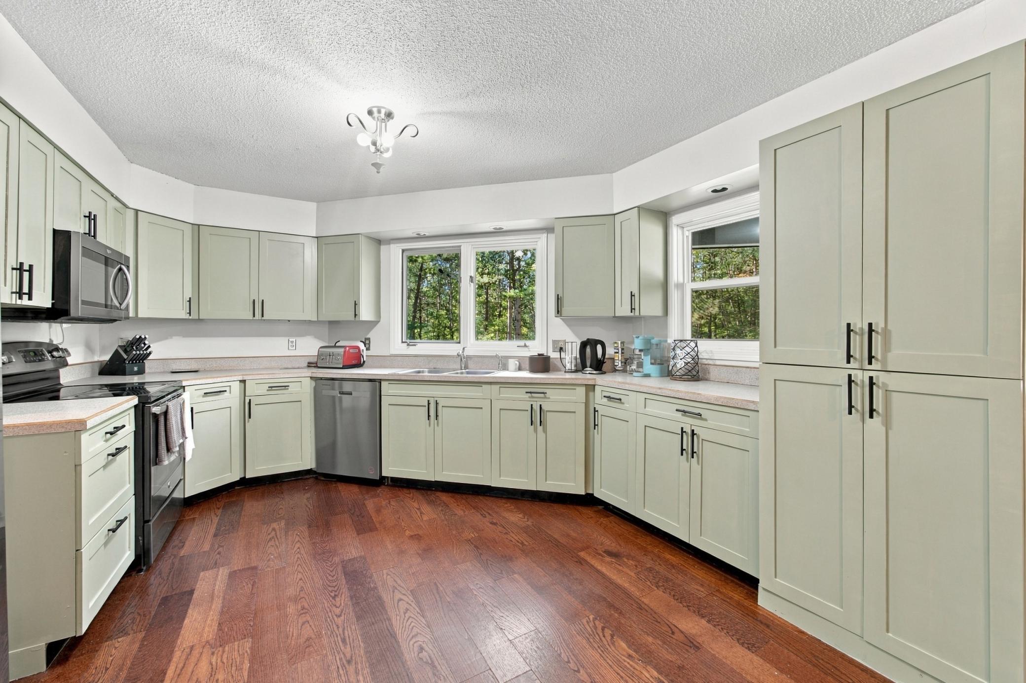 1979 single family home for sale at 38414 County Road 150 in Frazee, MN — 4 bed, 3 bath (photo 6 of 33)