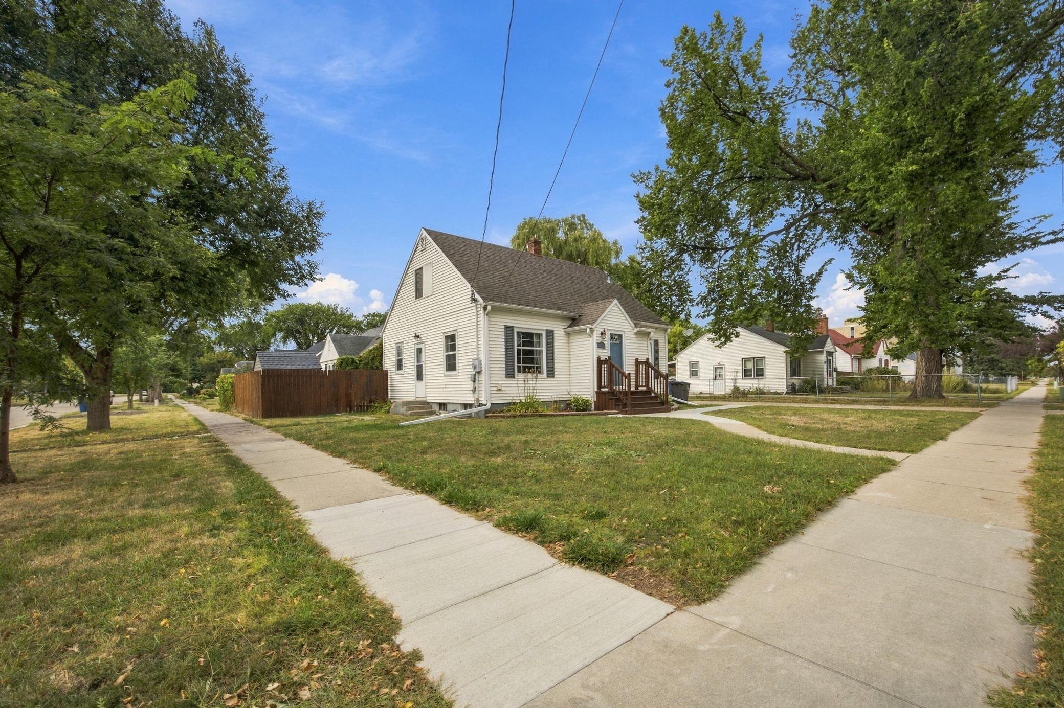 1940 single family home for sale at 601 11th Street N in Moorhead, MN — 4 bed, 3 bath (photo 2 of 32)